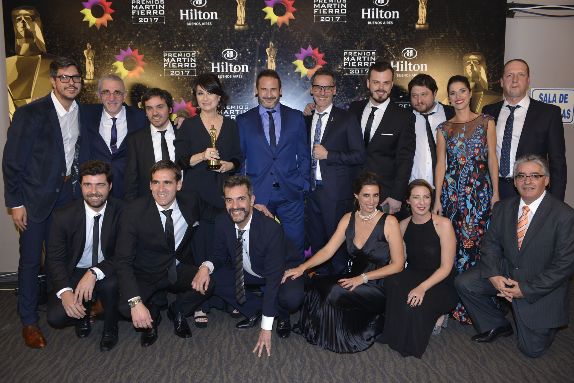 El equipo de Telenoche posando con el premio al Mejor Noticiero