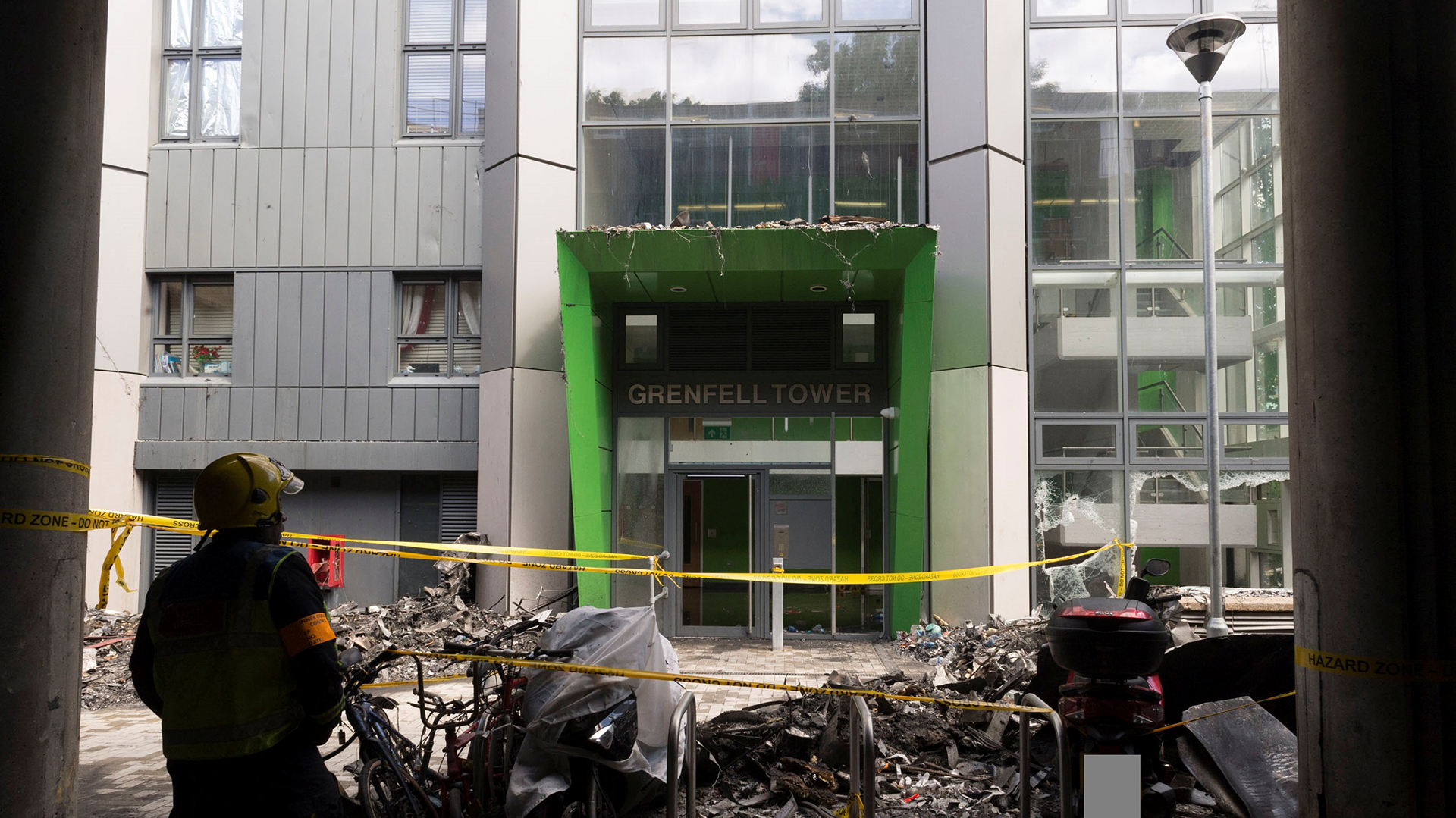 El frente de la torre residencial Grenfell Tower en el barrio de Kensington, cercada por los servicios de emergencia (Reuters)