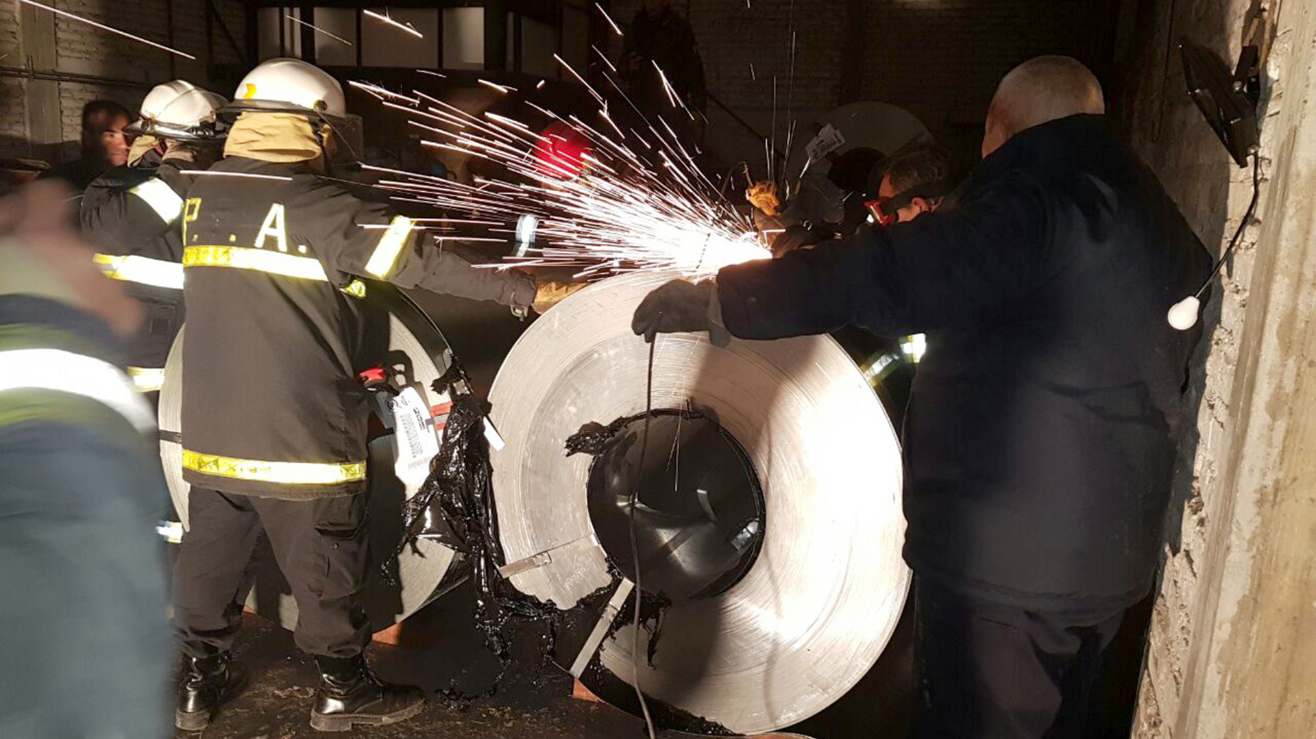 Apertura de una de las bobinas de acero en Bahía Blanca.