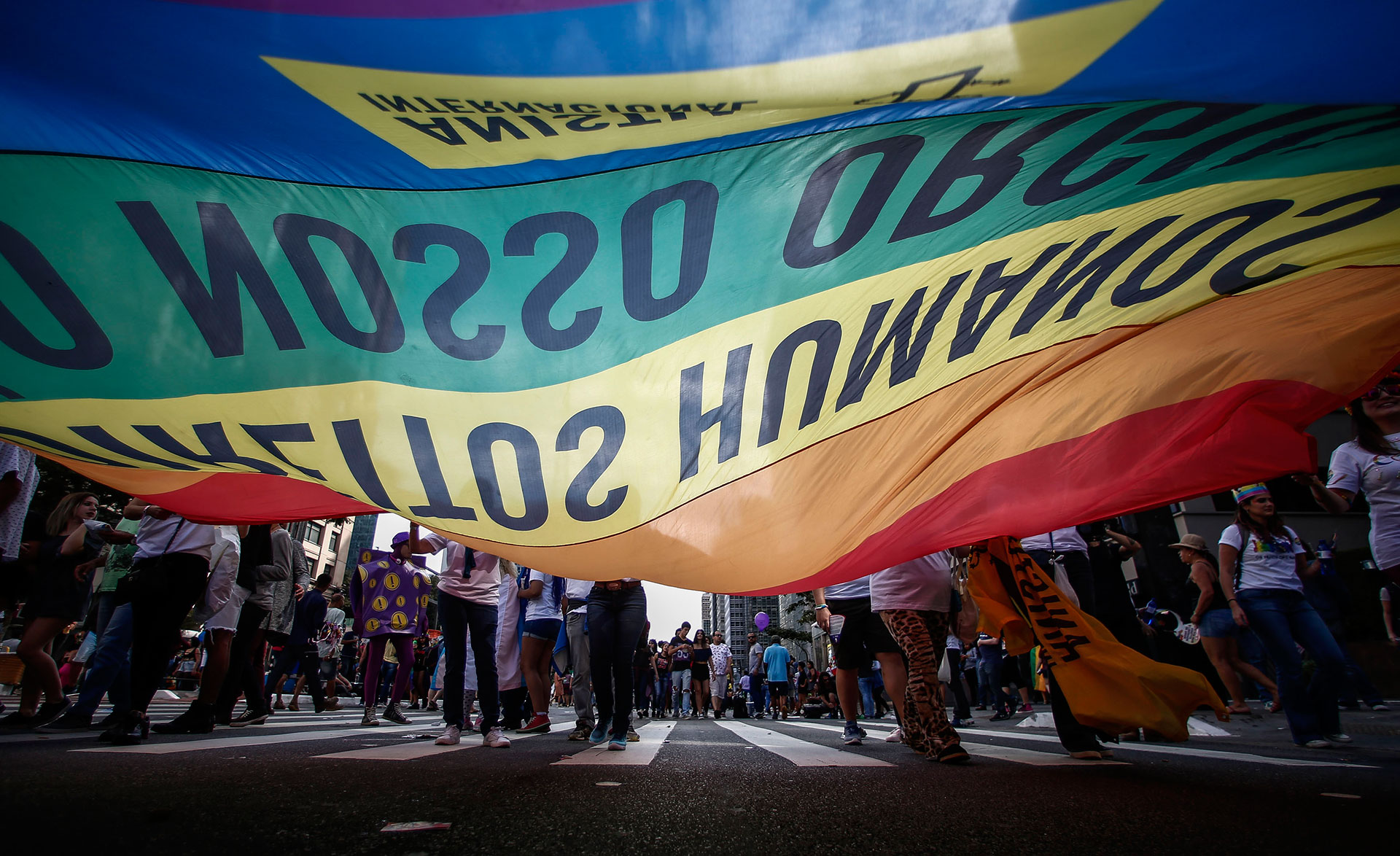 Además de las tradicionales banderas con los colores del arco iris, símbolo mundial del movimiento LGBT, y de las coloridos y esplendorosos disfraces de algunos de los participantes, en el desfile de este domingo destacaron los coros contra el fundamentalismo religioso y en defensa de un Estado laico