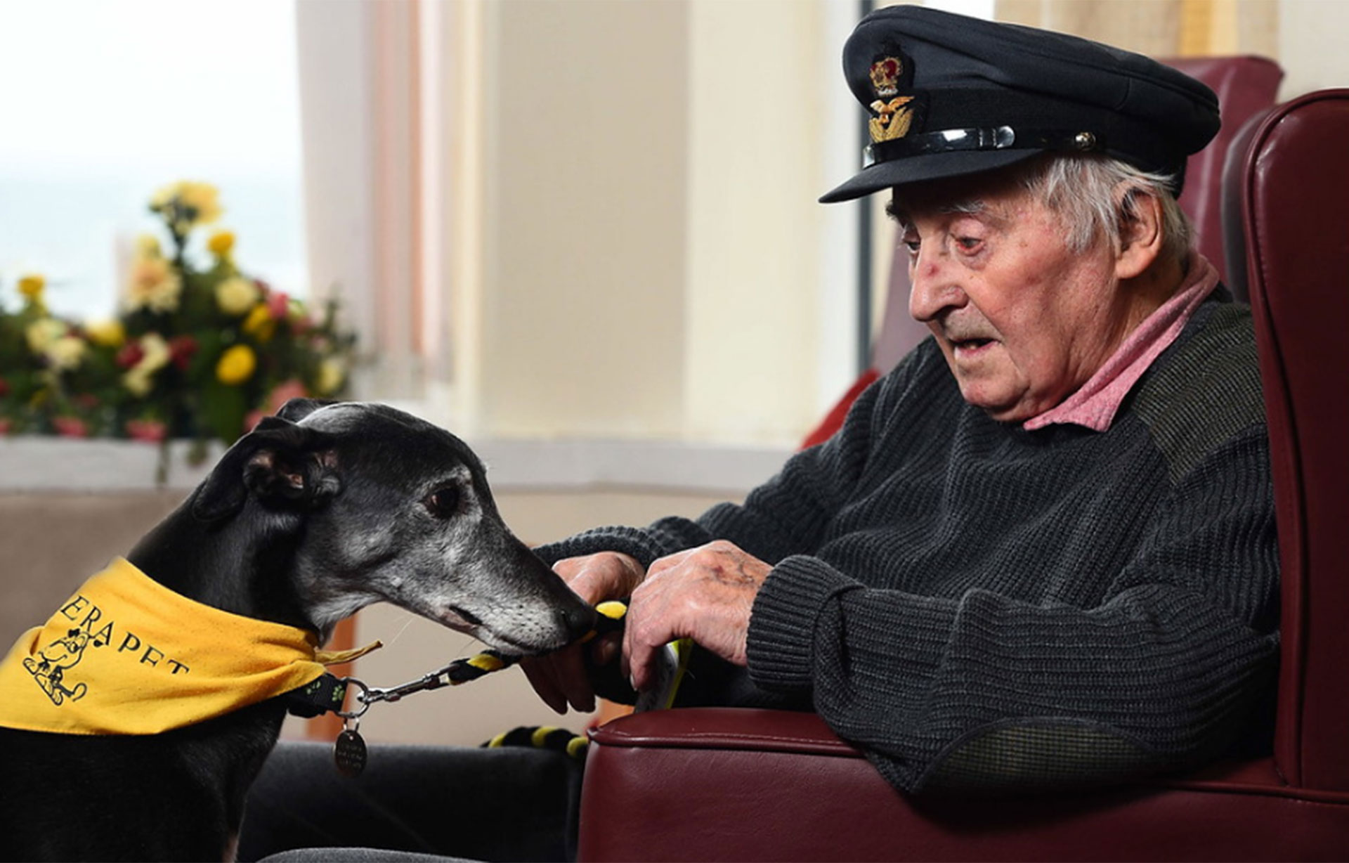 Categoría Perros de asistencia. El ex piloto de la Fuerza Aérea Británica Duncan Currie, de 95 años, recibe la visita semanal de Megan, en Escocia, en un centro para ancianos (© Alasdair MacLeod)