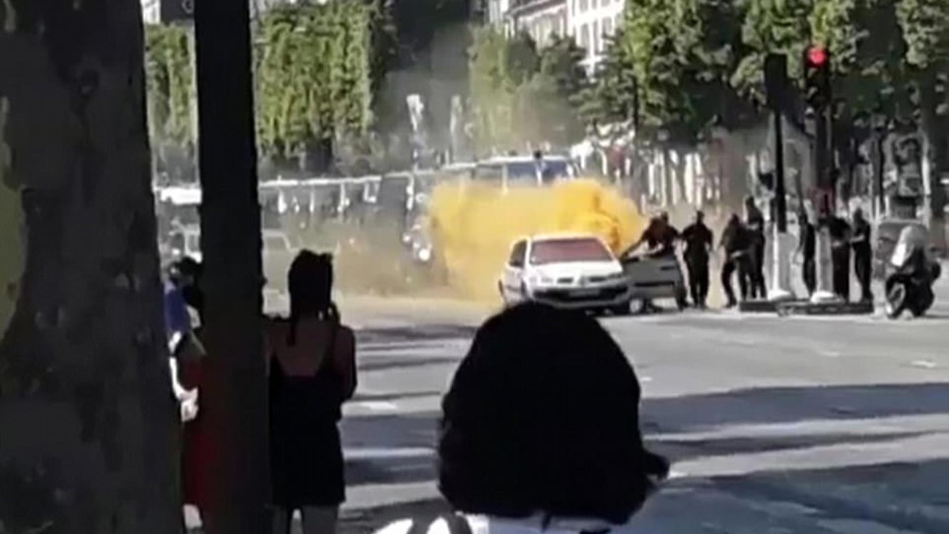 El auto del agresor se prendió fuego tras el impacto