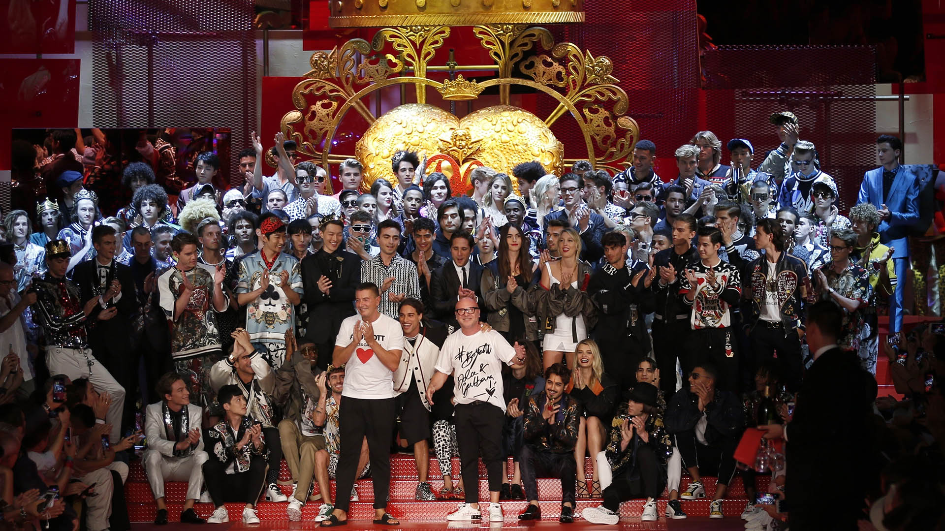 El cierre de la presentación durante Milán Fashion Week. La cita tuvo lugar en el teatro Metropol (AP Photo/Antonio Calanni)