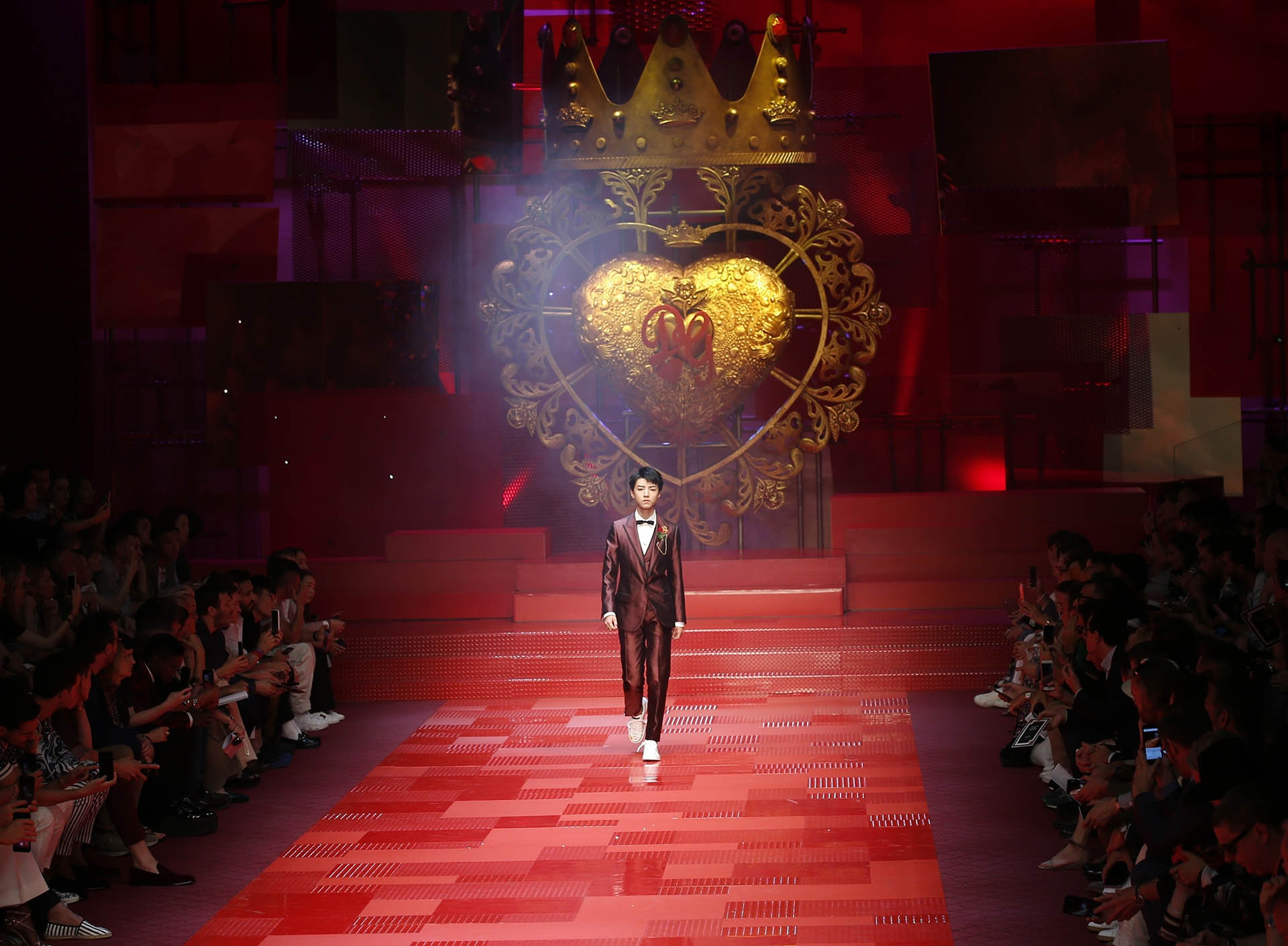 El desfile tuvo como tema principal el juego de naipes, estampando cartas como el rey de corazones en sus camisas, pantalones cortos o trajes (AP Photo/Antonio Calanni)