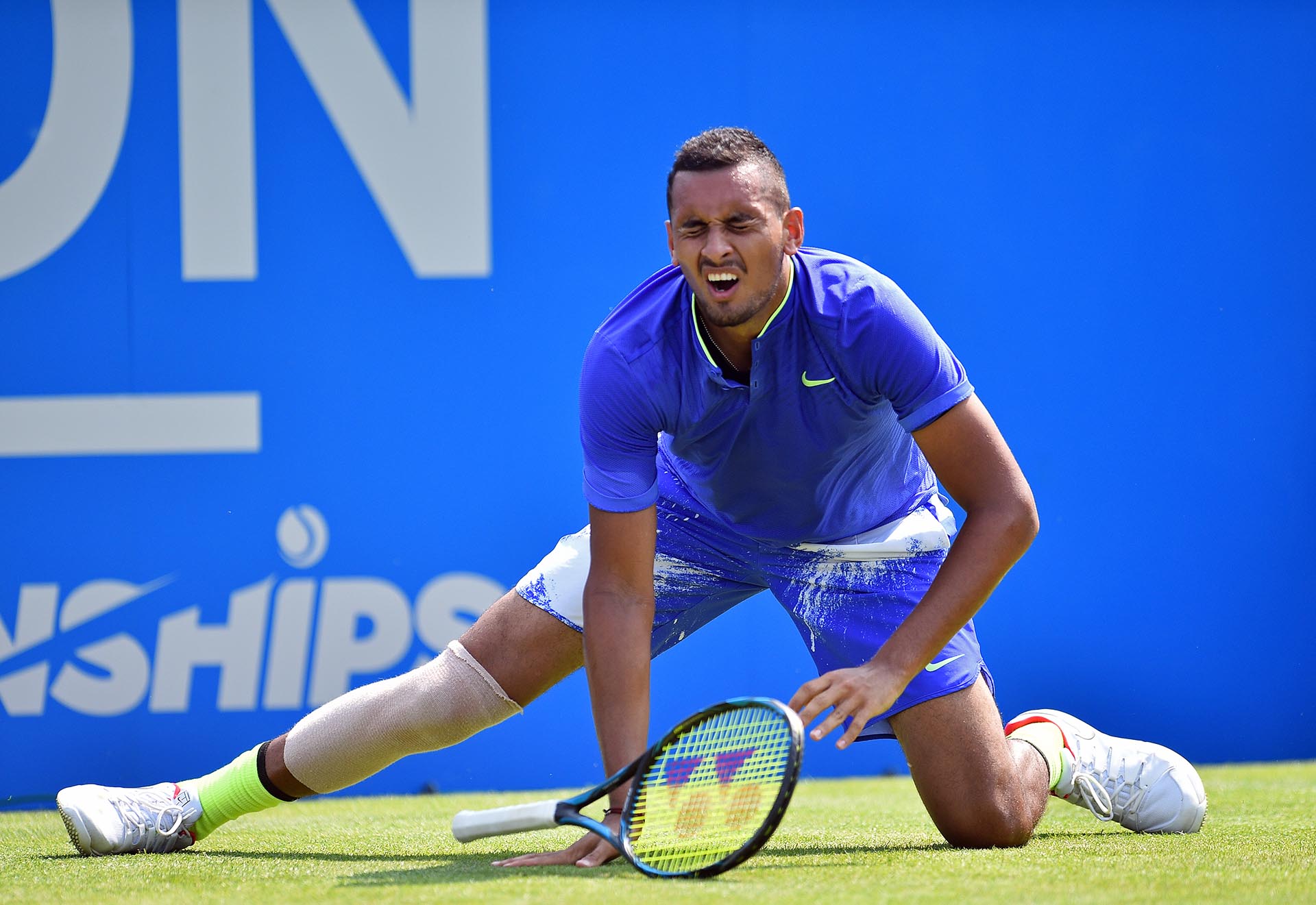 El tenista australiano Nick Kyrgios sufre una lesión durante el Torneo Queen’s, en Londres, Inglaterra