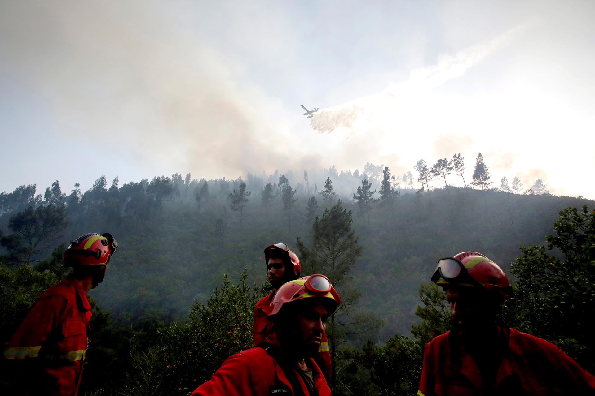 Cuatro bomberos exhaustos tras luchar contra el fuego en Mendeira, Portugal