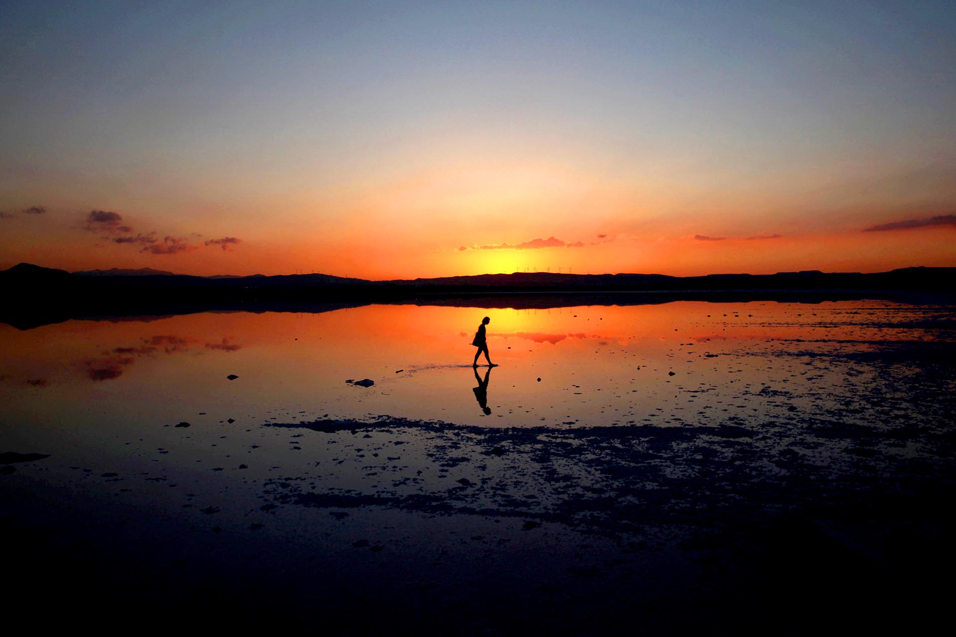 Un turista camina en el lago Larnaca, Chipre
