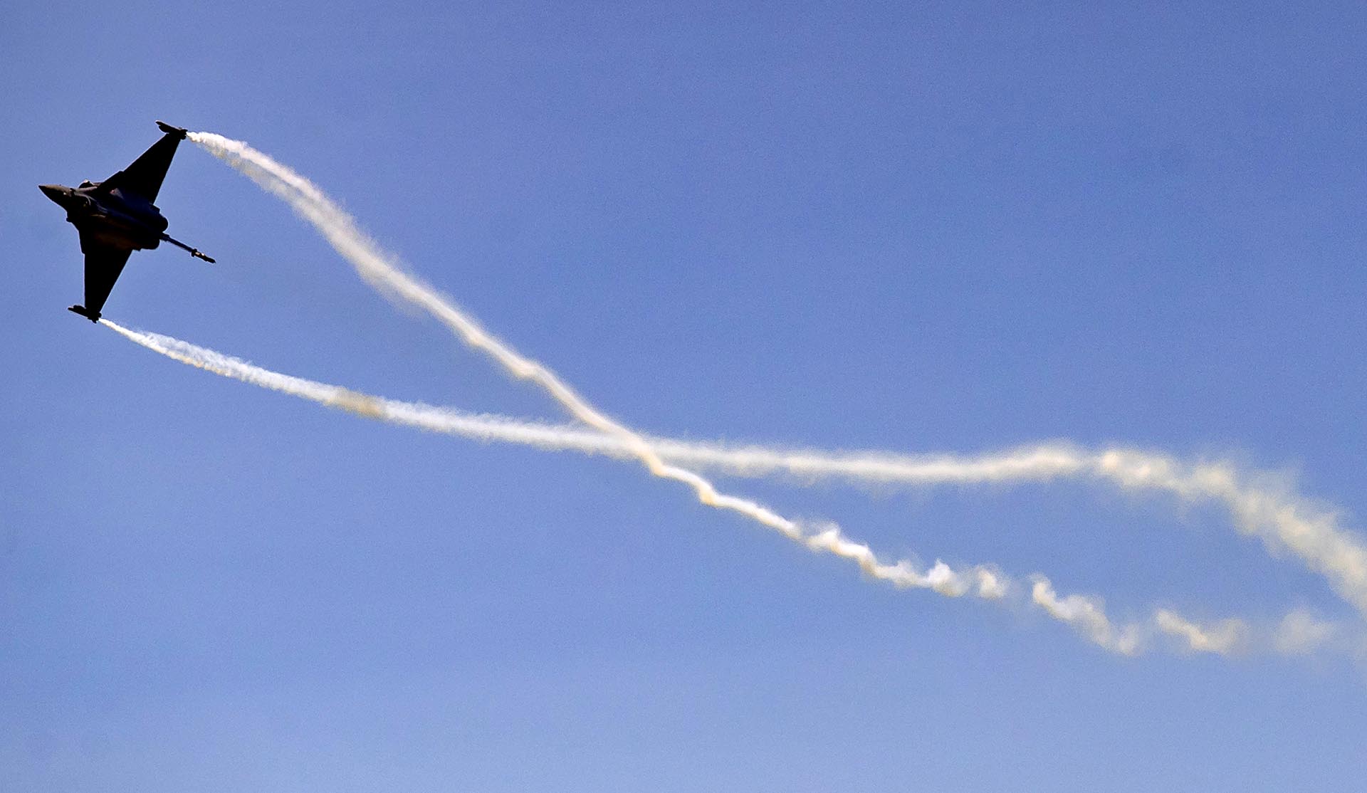 Un caza polivalente Dassault Rafale sobrevuela el cielo durante la apertura de la 52º edición del París Air Show, en la capital francesa