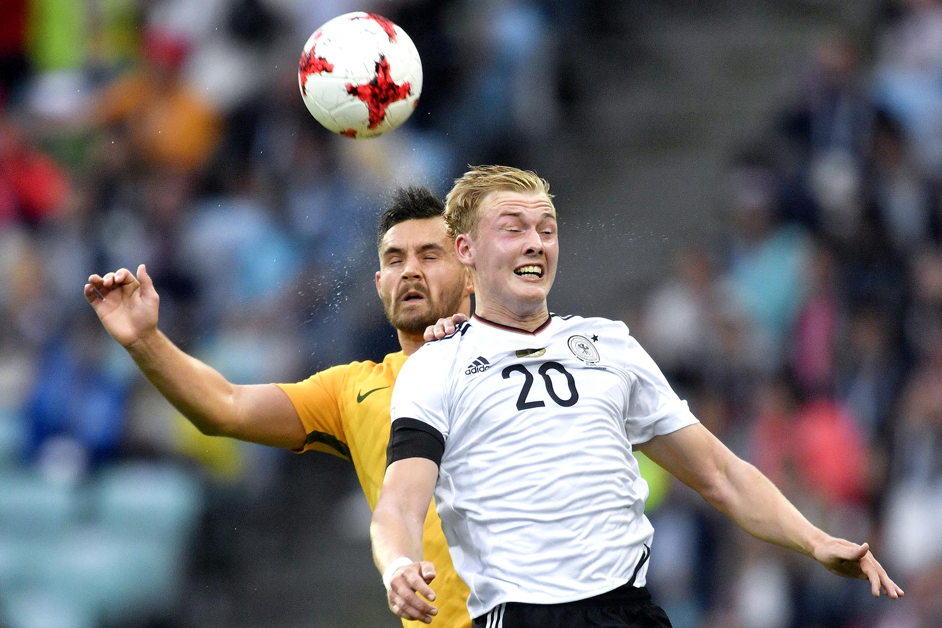 El alemán Julian Brandt disputa el balón con el australiano Bailey Wright durante el partido entre ambas selecciones por la Copa Confederaciones que se juega en Rusia