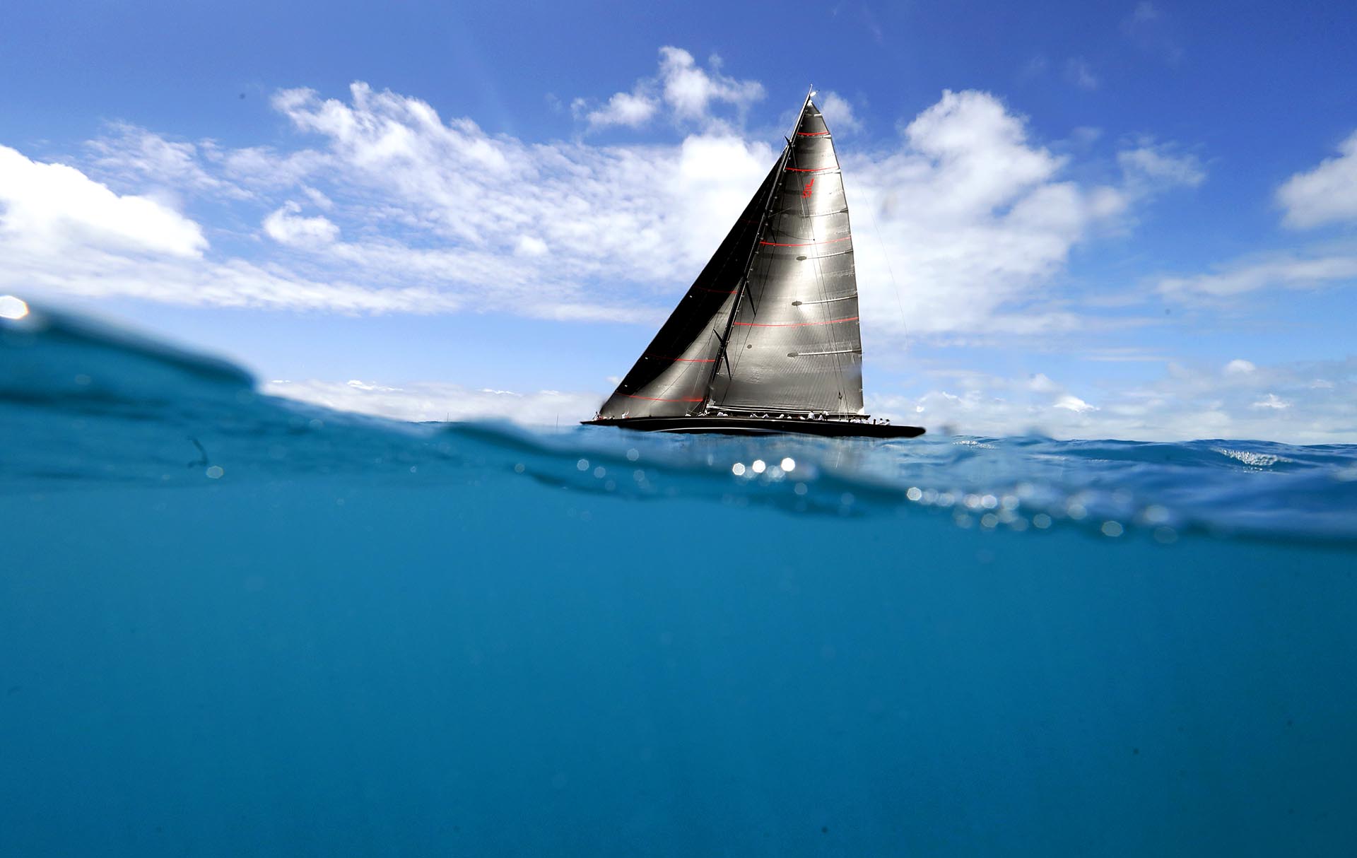 Un velero compite en la America’s Cup sobre las aguas de las islas Bermudas