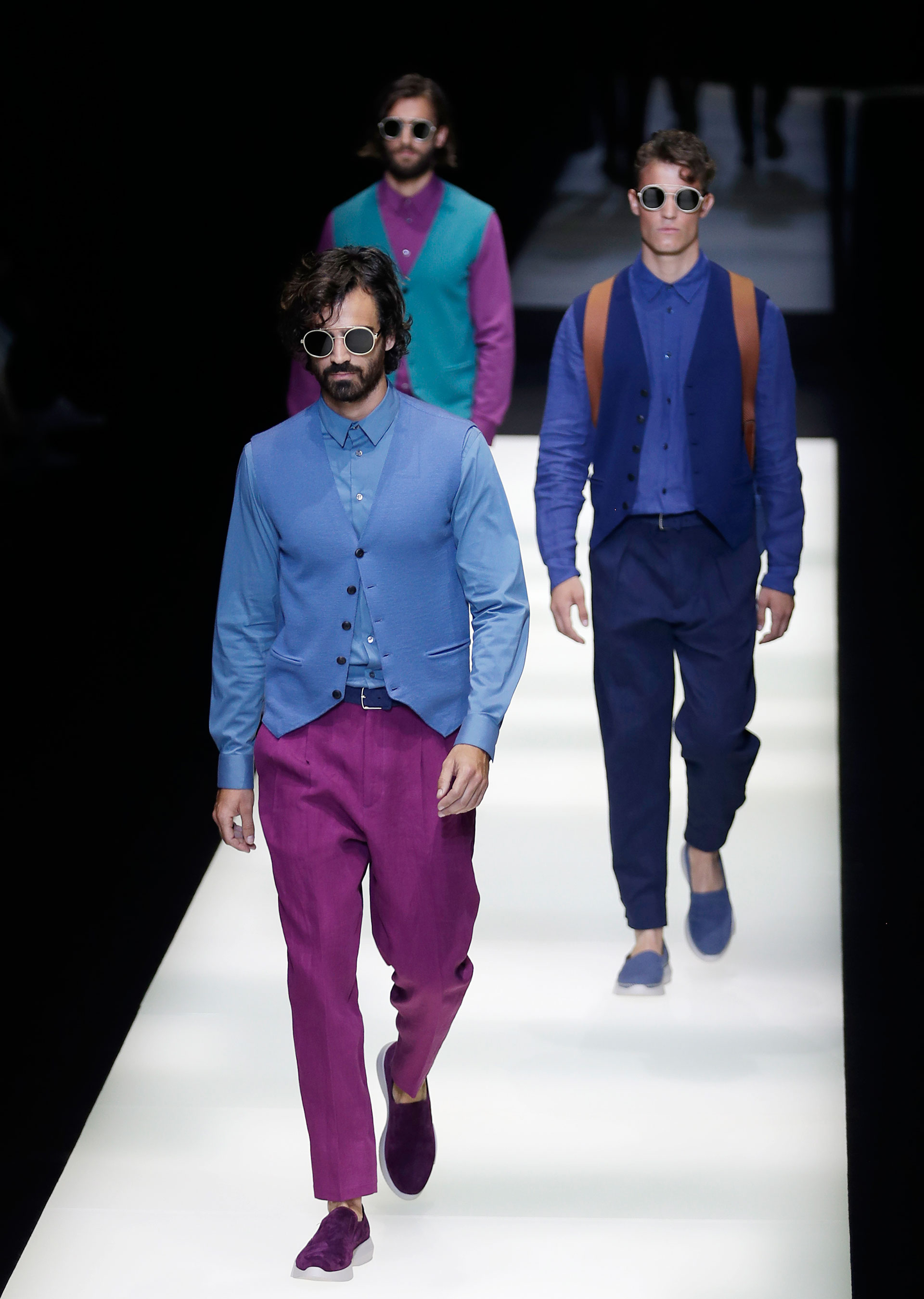 Rompió esta tendencia el traje blanco en cortes simétricos o la que quizá sea la única estridencia de esta colección: los pantalones y las camisas en color violeta (AP)