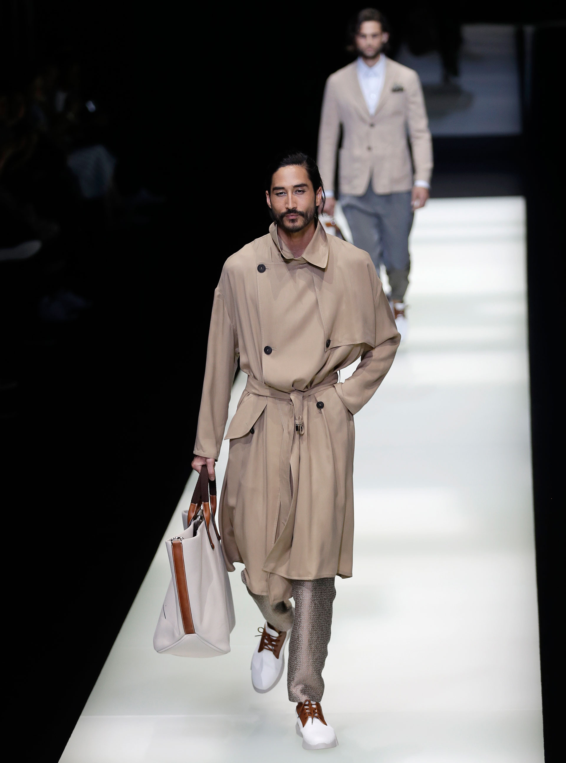 Gabardinas, el complemento masculino atemporal para usar en primavera (AP)