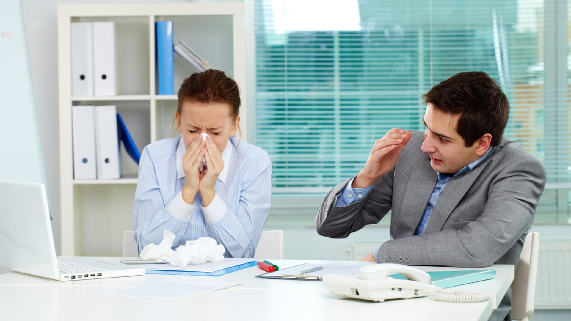 Los gérmenes no mueren apenas salen de la nariz (Istock)