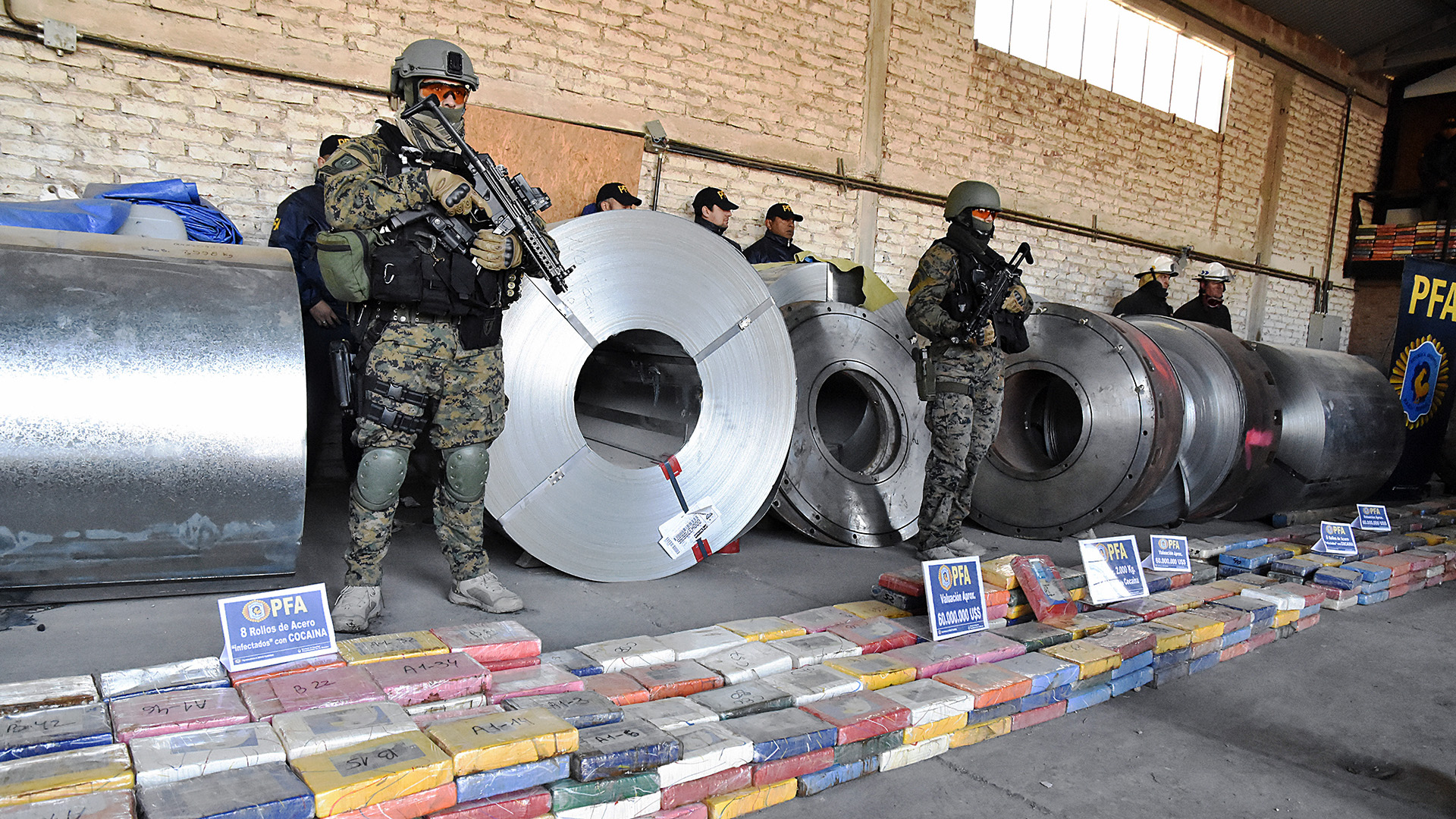 Con colaboración de la DEA, detuvieron a narcos mexicanos de un cartel con dos mil kilos de cocaína. La droga estaba oculta en bobinas de acero en un galpón de Bahía Blanca