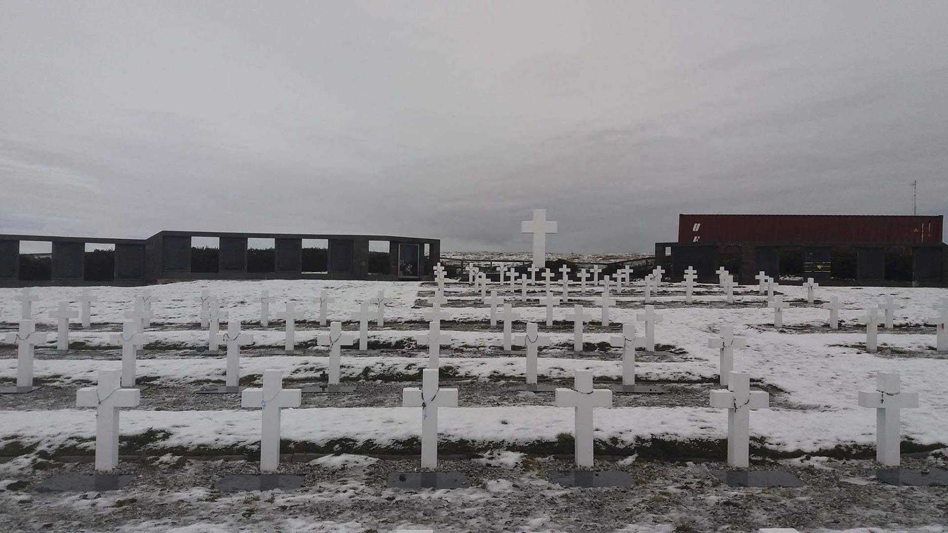 El gobierno de las Islas Malvinas expresó su apoyo a la misión del Comité Internacional de la Cruz Roja (CICR) que ya se encuentra en las islas para comenzar en los próximos días las tareas de identificación de los restos de soldados argentinos sepultados en 123 tumbas en el cementerio de Darwin