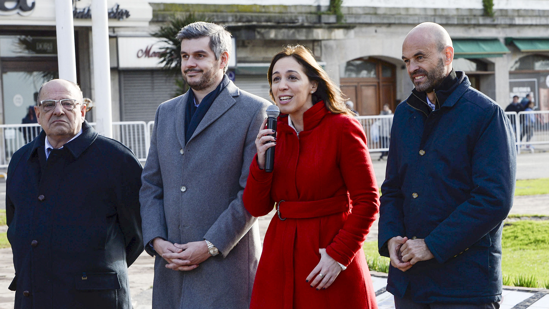 Un grupo de 30 personas, con carteles del gremio docente Suteba, protestó cuando María Eugenia Vidal pronunciaba su discurso de anuncio de la construcción de un Metrobús en Mar del Plata
