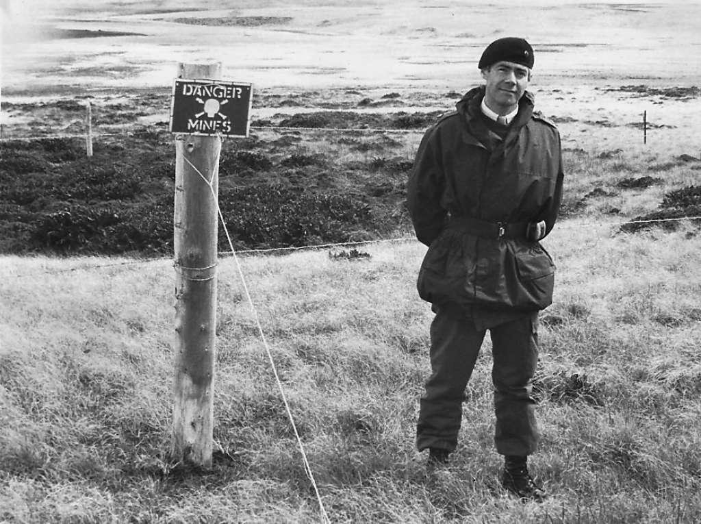 El coronel Geoffrey Cardozo en las islas Malvinas: viajó después de la guerra y tuvo la difícil tarea de recoger los cuerpos de los caídos de los campos de batalla para darles sepultura en Darwin