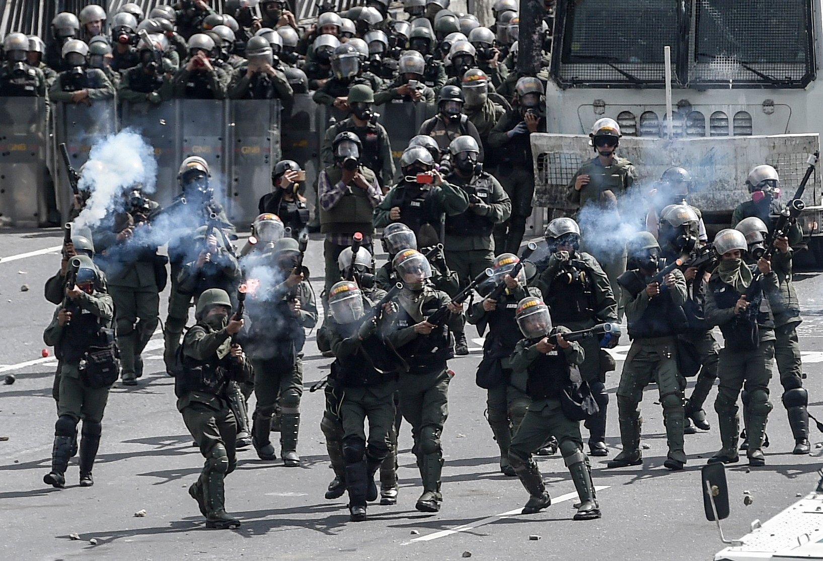 Represión en una manifestación contra Maduro (AFP)