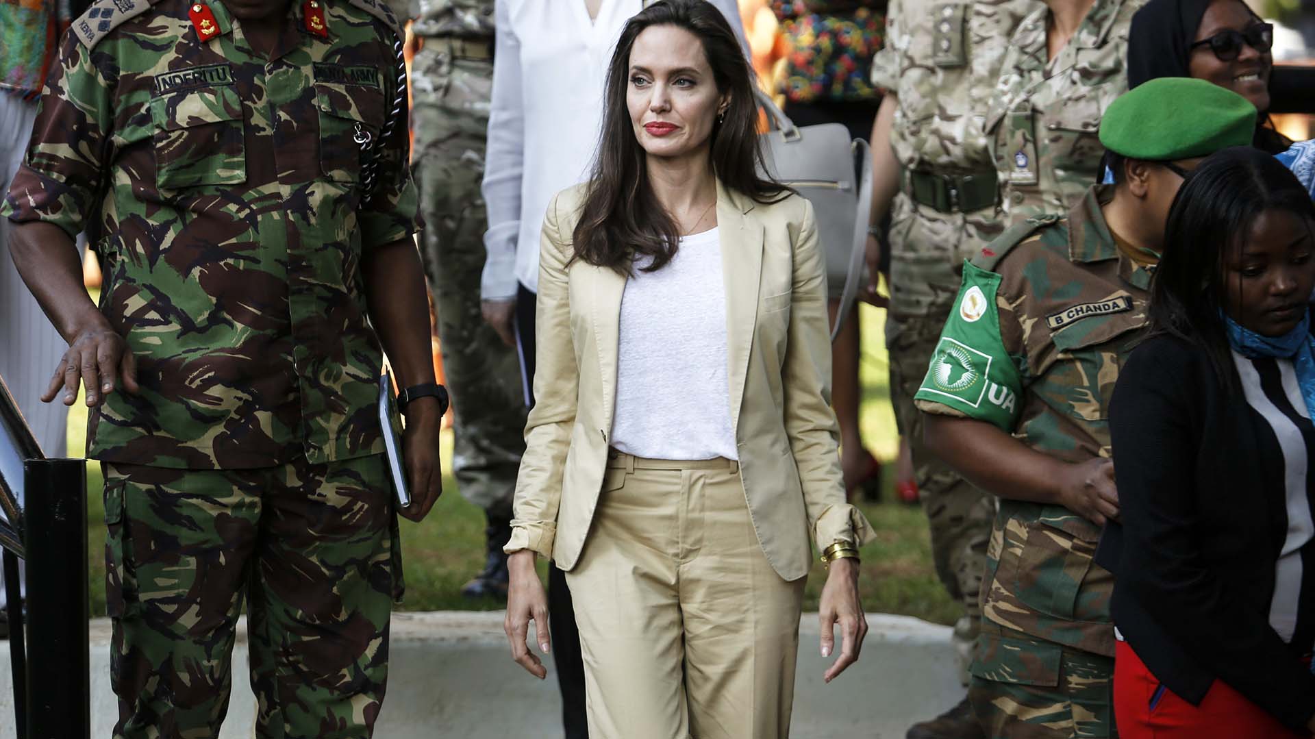 Angelina Jolie, enviada especial de la Agencia de Naciones Unidas para los Refugiados (ACNUR), a su llegada al International Peace Support Centre (Centro Internacional de Apoyo a la Paz) en el Día del Refugiado, en Nairobi