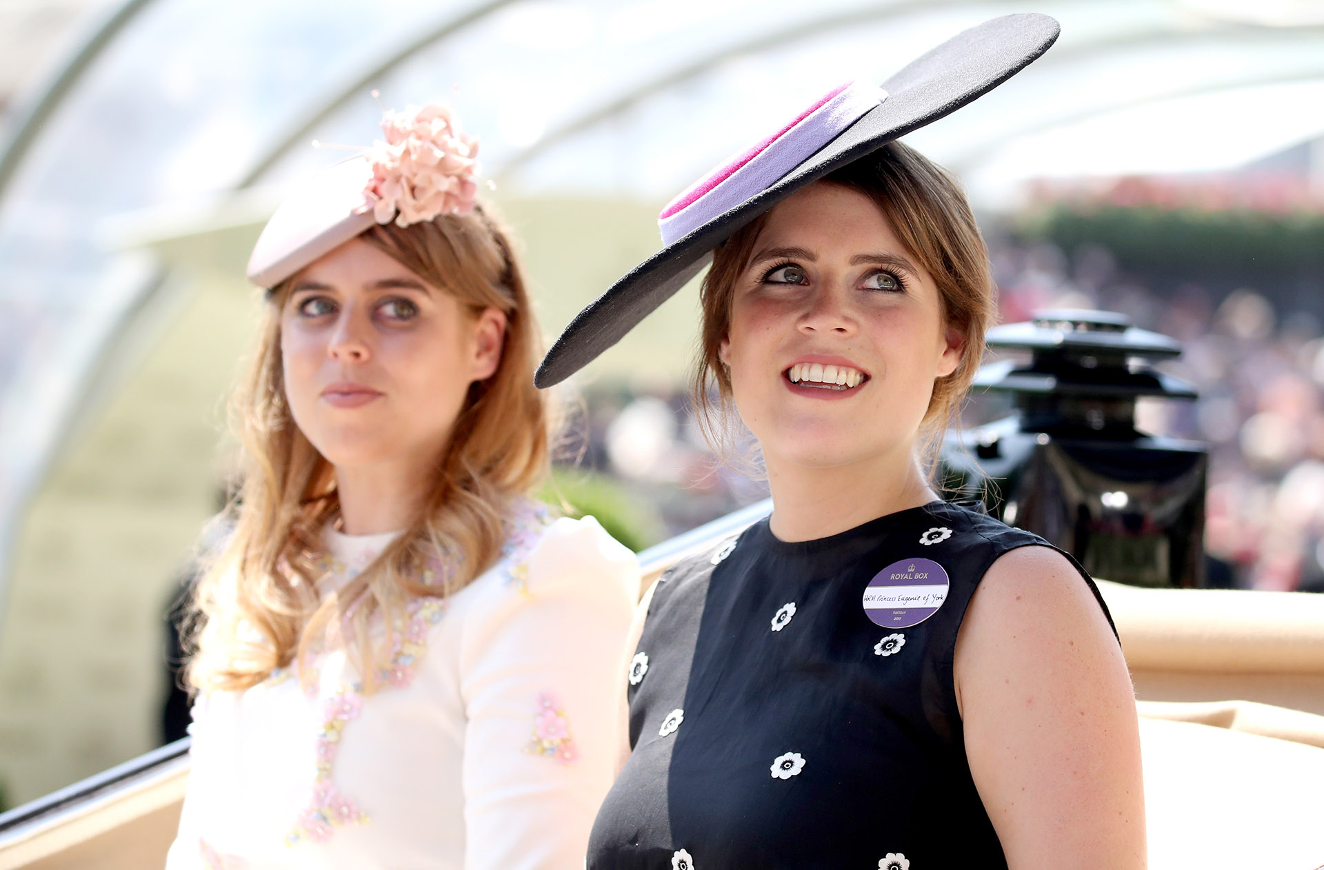 La princesa Beatriz optó por un tocado ladeado con detalle de flores, a juego con un vestido de corte midi con falda vaporosa y detalles bordados, de Claire Mischevani. La princesa Eugenia de York se inclinó por un vestido tipo cóctel con estampado de flores y un tocado en forma de plato en negro, rosa y blanco