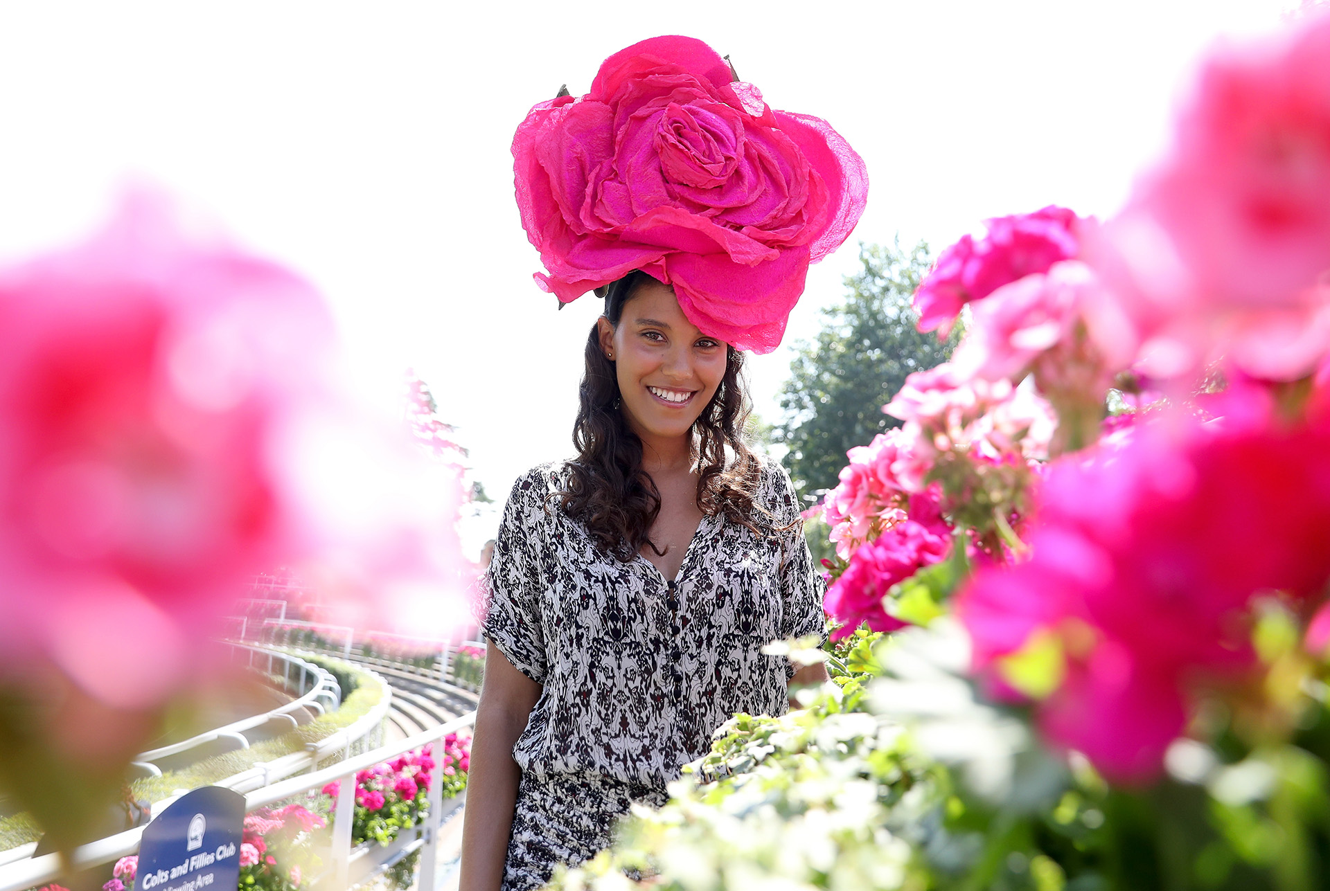 Los fascinators con motivos florales son los favoritos de las asistentes a este evento ecuestre, como lo luce Layla Romic
