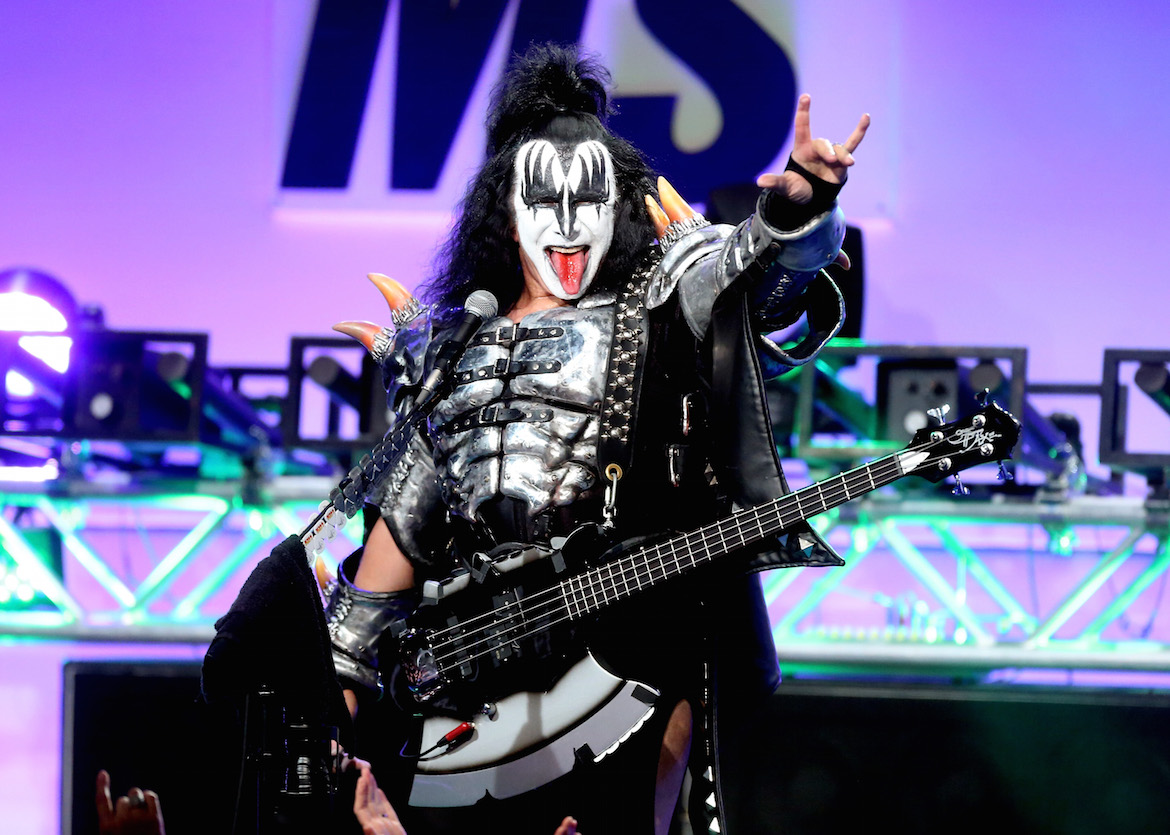 Gene Simmons, el confundador de Kiss, reclama que fue él quién empezó a utilizar este gesto