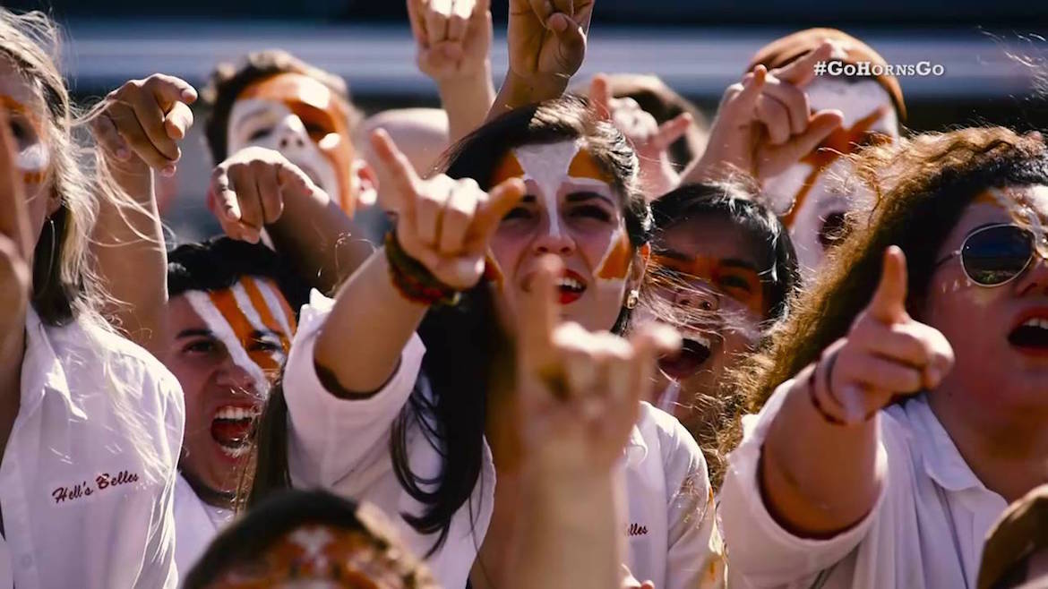 Los aficionados de la Universidad de Texas (Austin) han estado utilizando este símbolo, bautizado como “Hook Em Horns”, para animar al equipo de los Longhorns (Youtube)