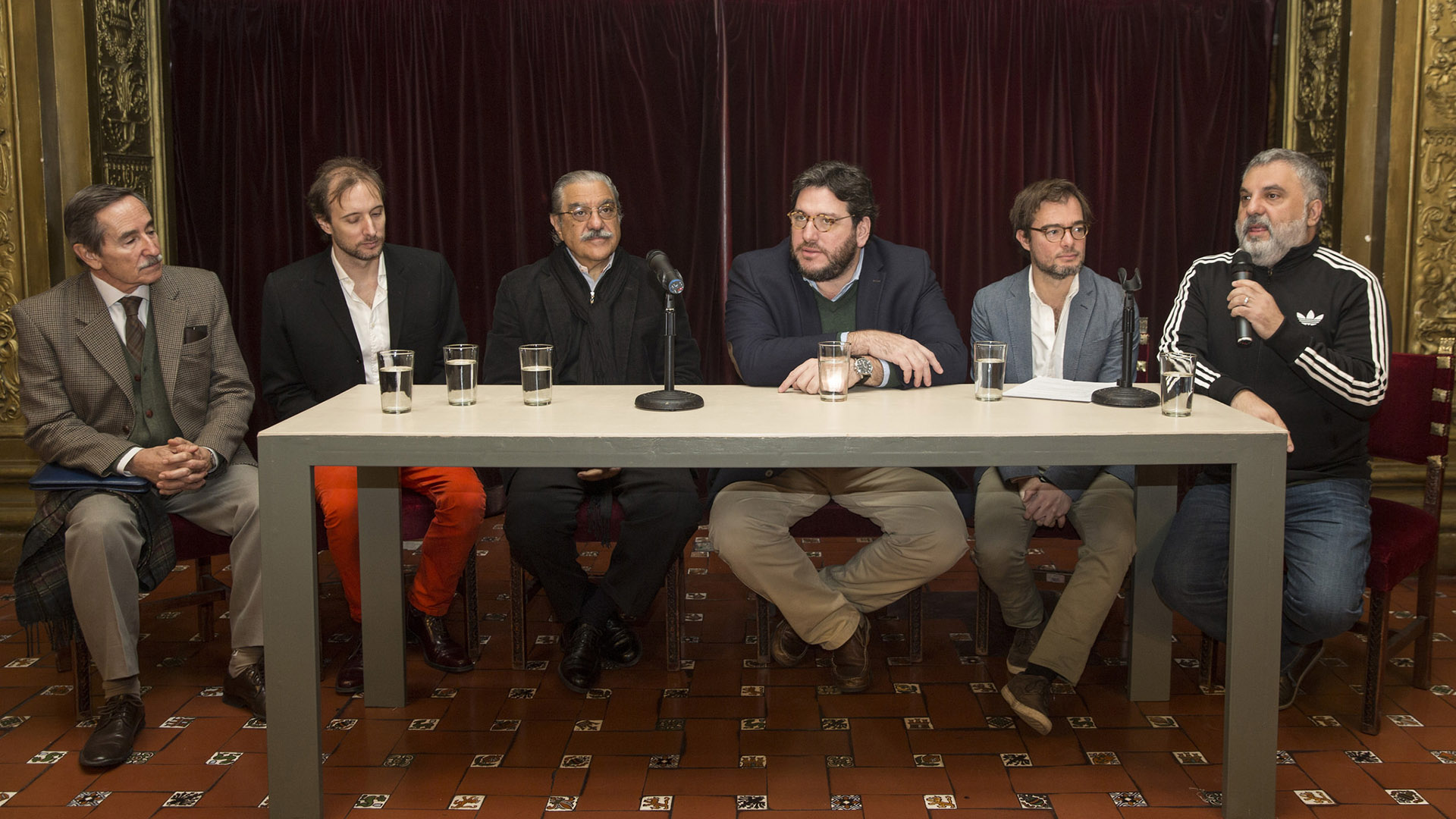 El ingeniero Guillermo Villa, Emiliano Michelena (subsecretario de Obras Públicas), el arquitecto Jorge Sábato, Pablo Avelluto (ministro de Cultura de la Nación), Enrique Avogadro (secretario de Cultura y Creatividad) y Alejandro Tantanian (director del Teatro Cervantes)