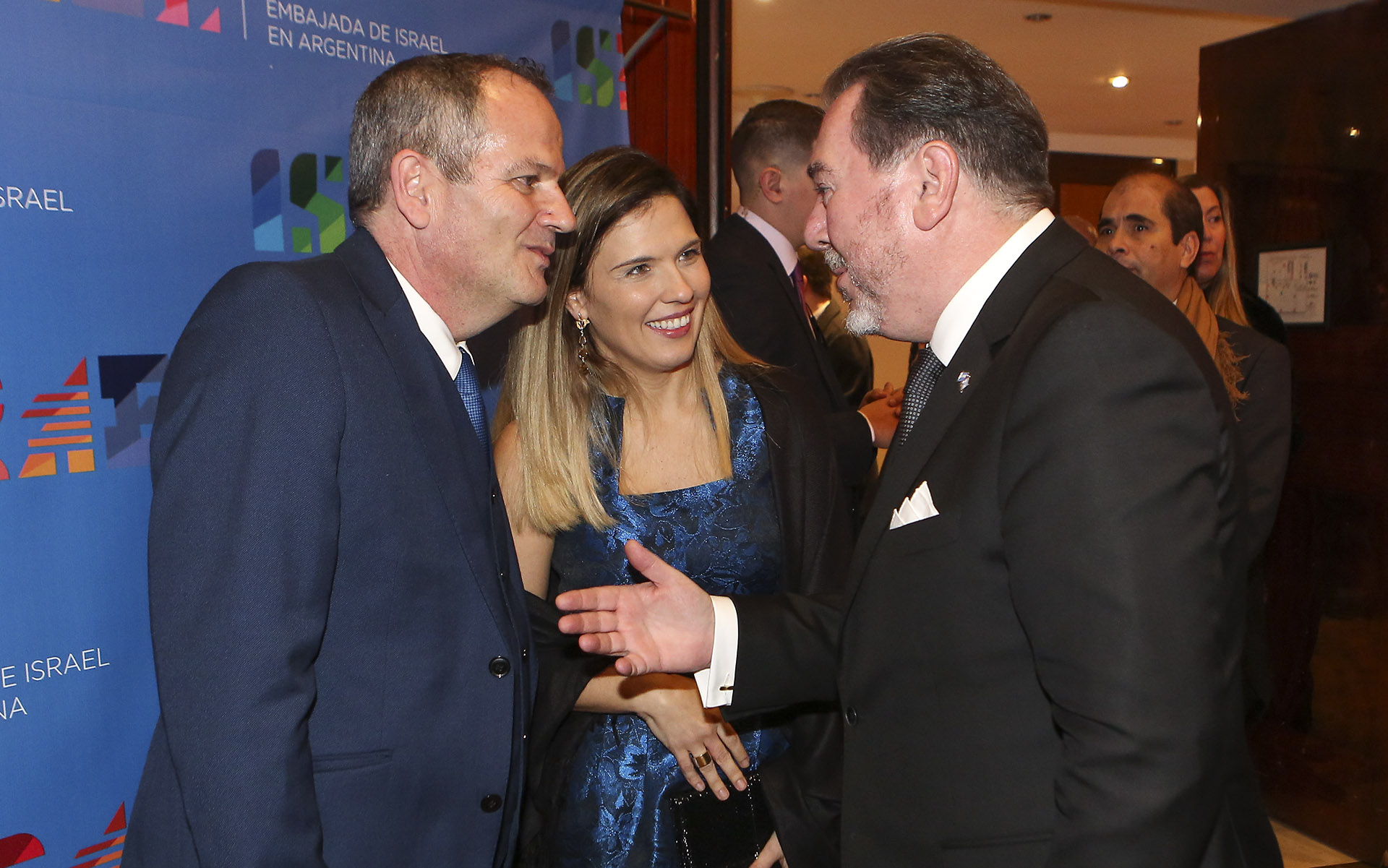 El empresario Mario Montoto saluda al embajador y a su esposa