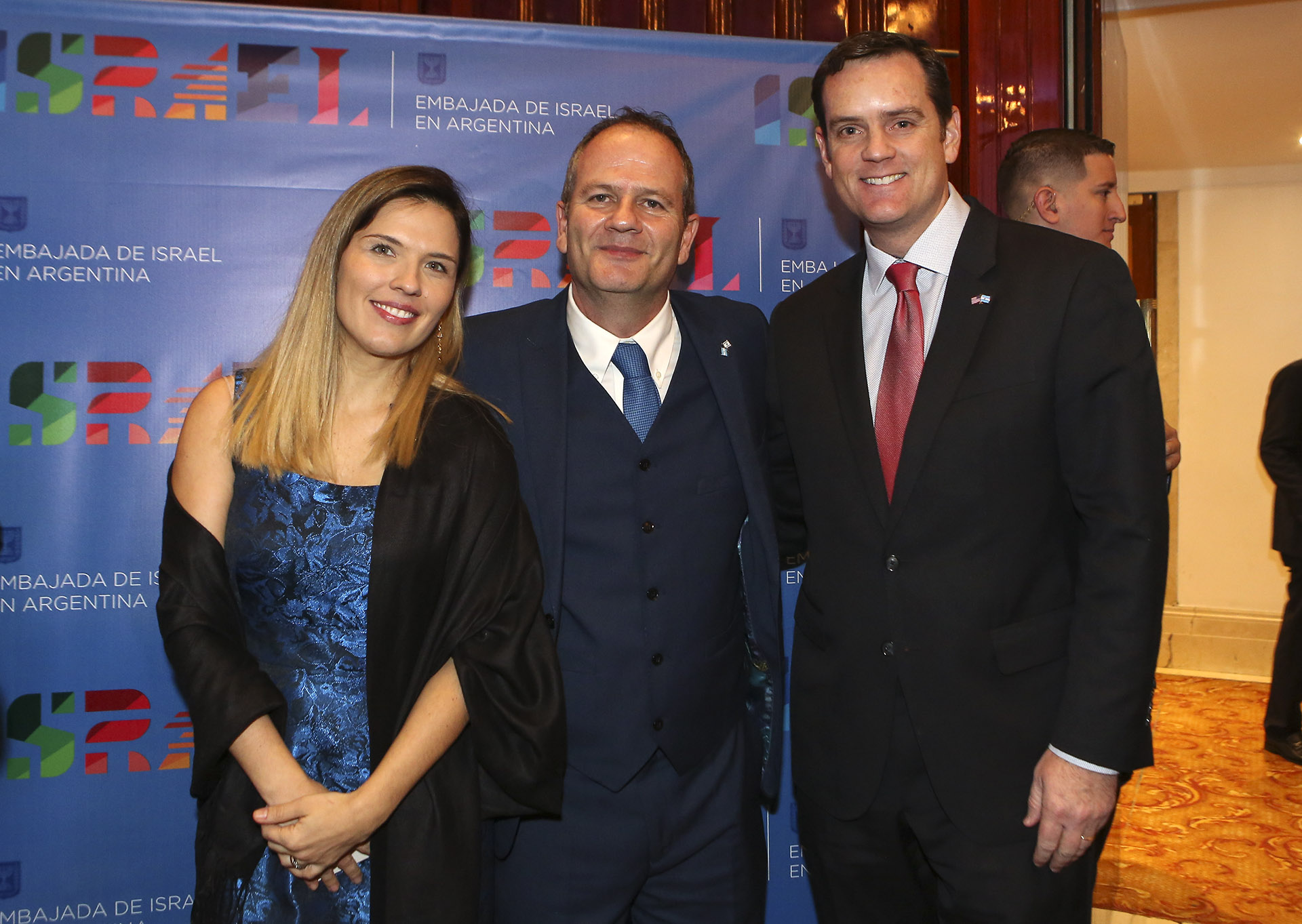 El embajador de Israel en la Argentina, Ilan Sztulman, y su mujer Jaqueline reciben al encargado de Negocios de la embajada de los Estados Unidos, Tom Cooney, en la gran recepción que tuvo lugar en el hotel Panamericano