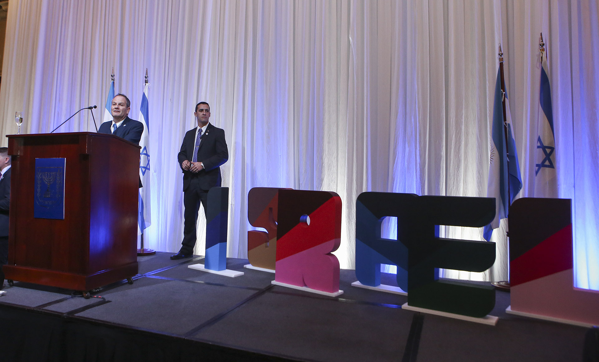 El embajador Ilan Sztulman durante su discurso, con motivo del aniversario de la independencia del Estado de Israel