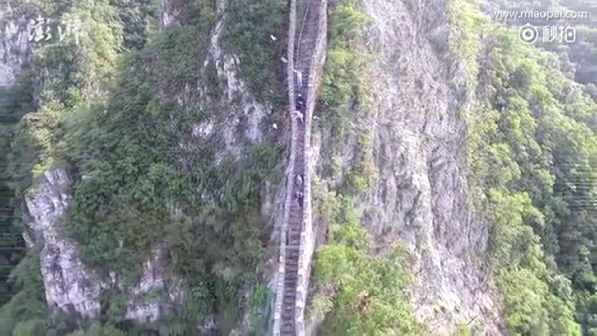 Los obreros reconocen que el trabajo es muy peligroso en la Gran Muralla