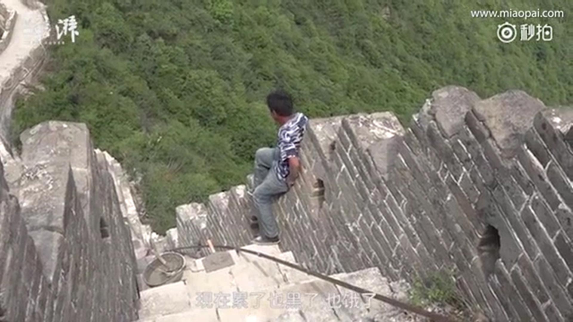 Los obreros chinos arriesgan su vida en la Gran Muralla