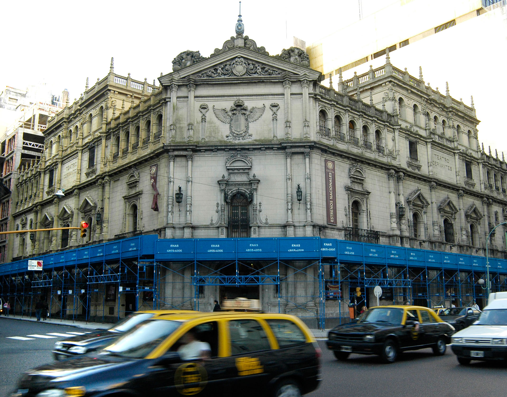 La fachada del Teatro Cervantes hoy, tapada de andamios (NA)