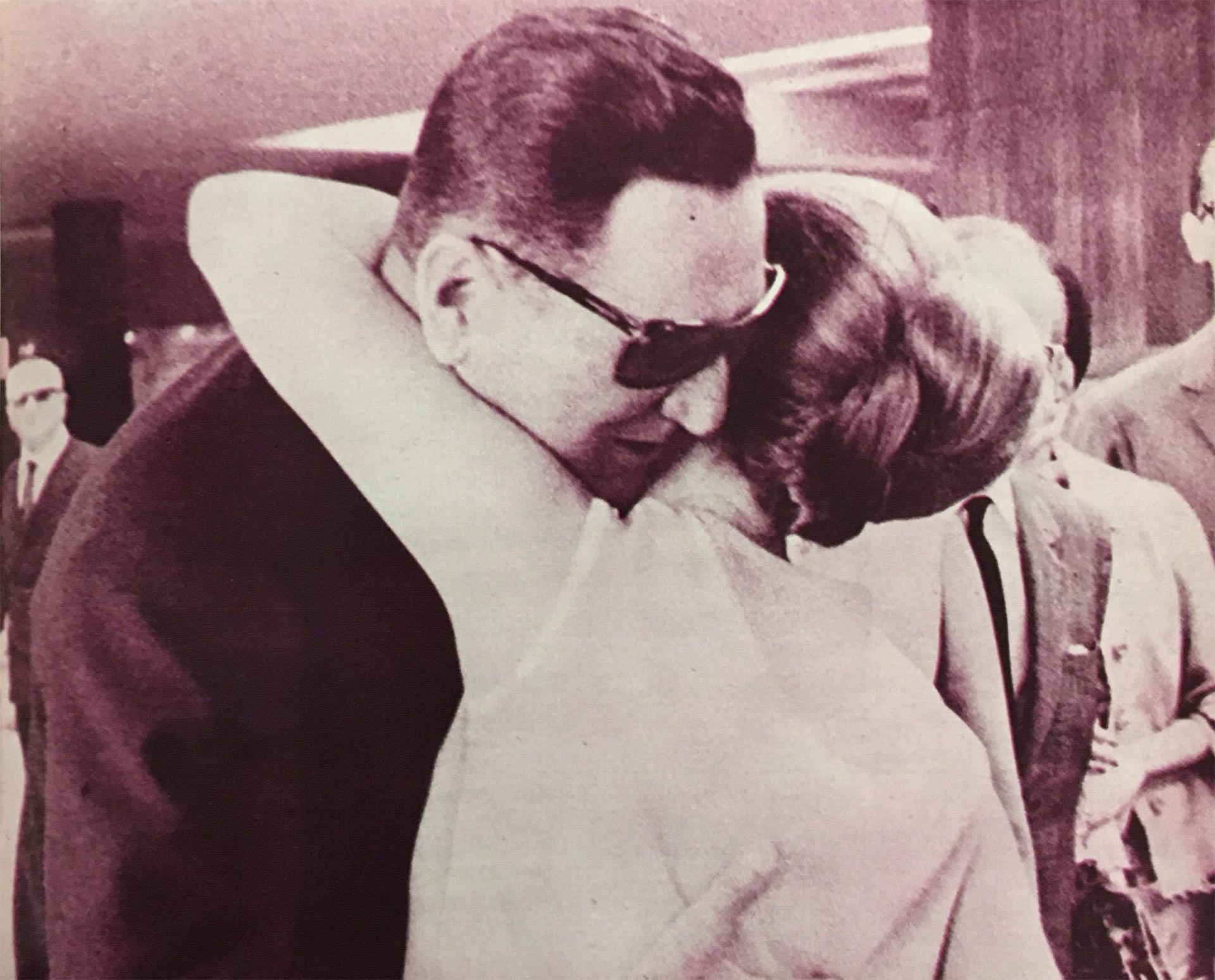 Perón recibe a Isabel a su regreso, julio del 66