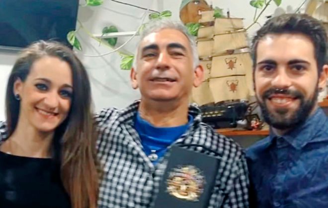 Ana y Daniel, con el padre de ambos