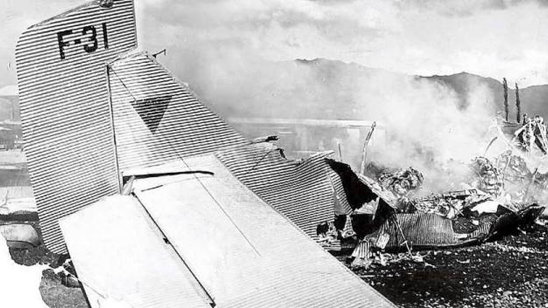 Horas antes del choque y posterior incendio de la aeronave, Carlos Gardel posó junto a la maquina para promocionar la flamante empresa aérea SACO.