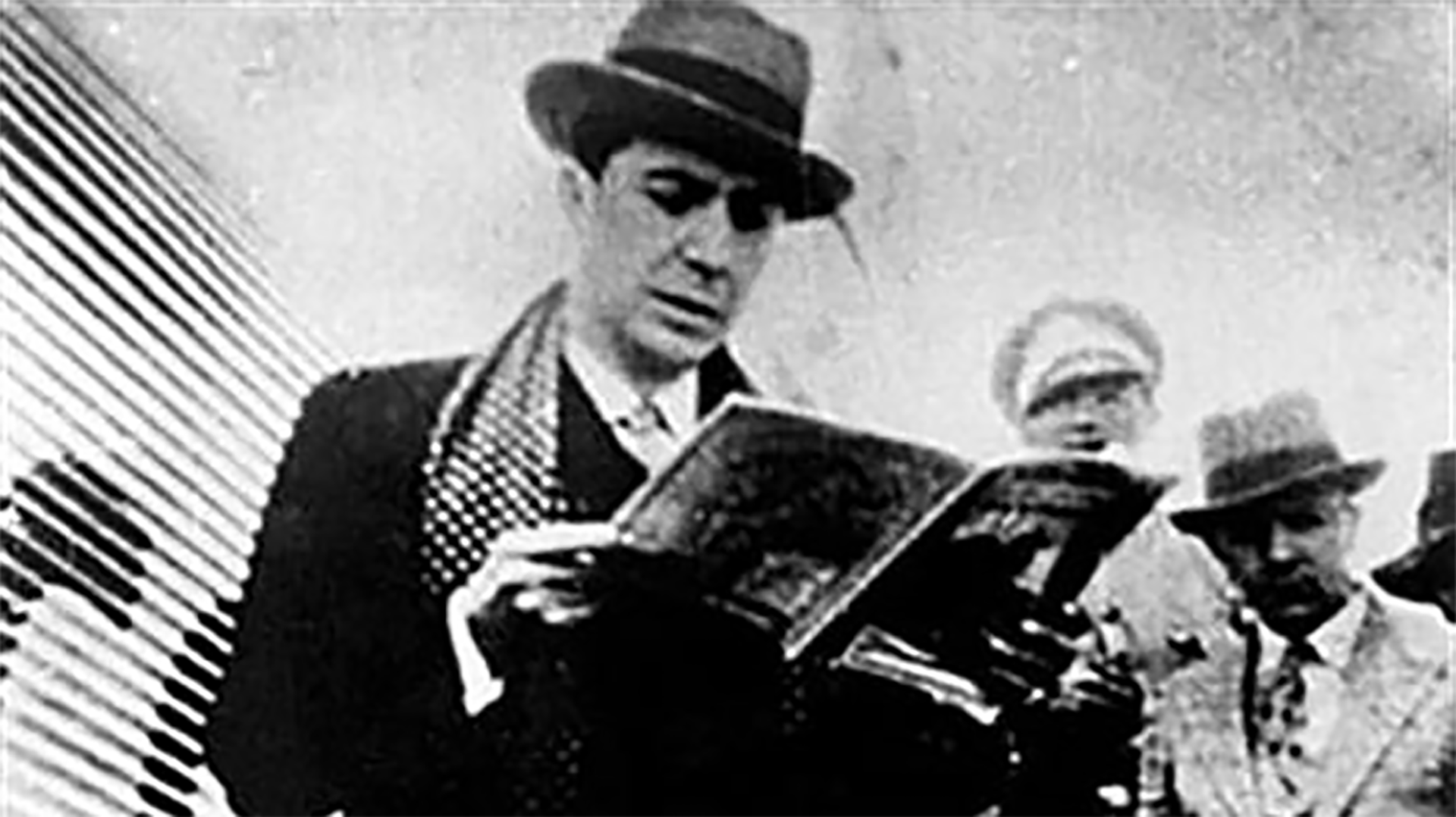 Carlos Gardel posa delante de la aeronave SACO en la que sufrió el accidente que le costó la vida.