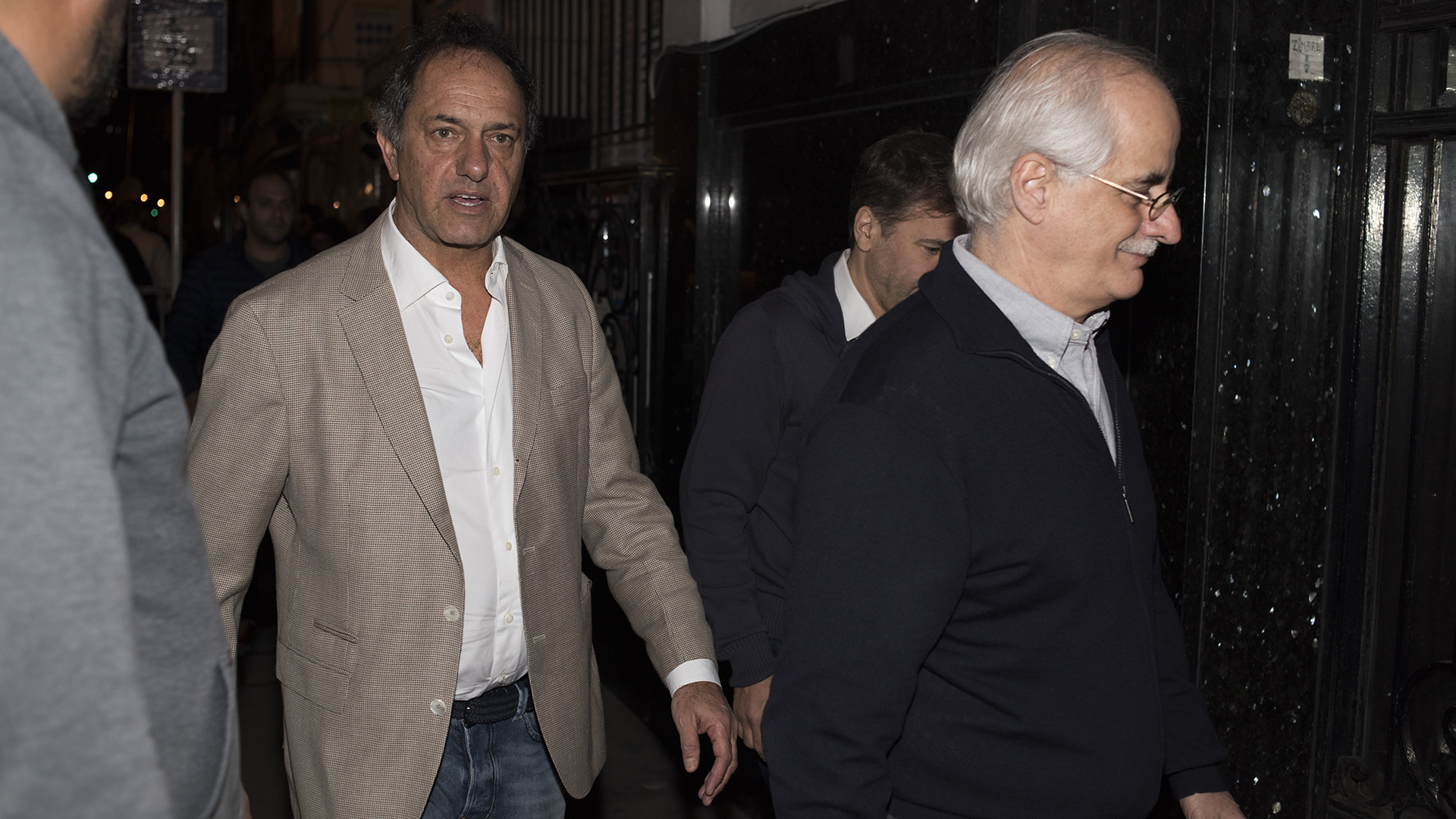 Jorge Taiana y Daniel Scioli, esta noche, cuando entraban al Instituto Patria (Foto Adrián Escándar)