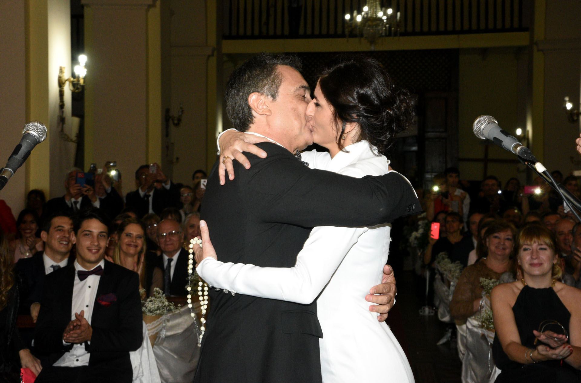 El tan esperado beso de los novios