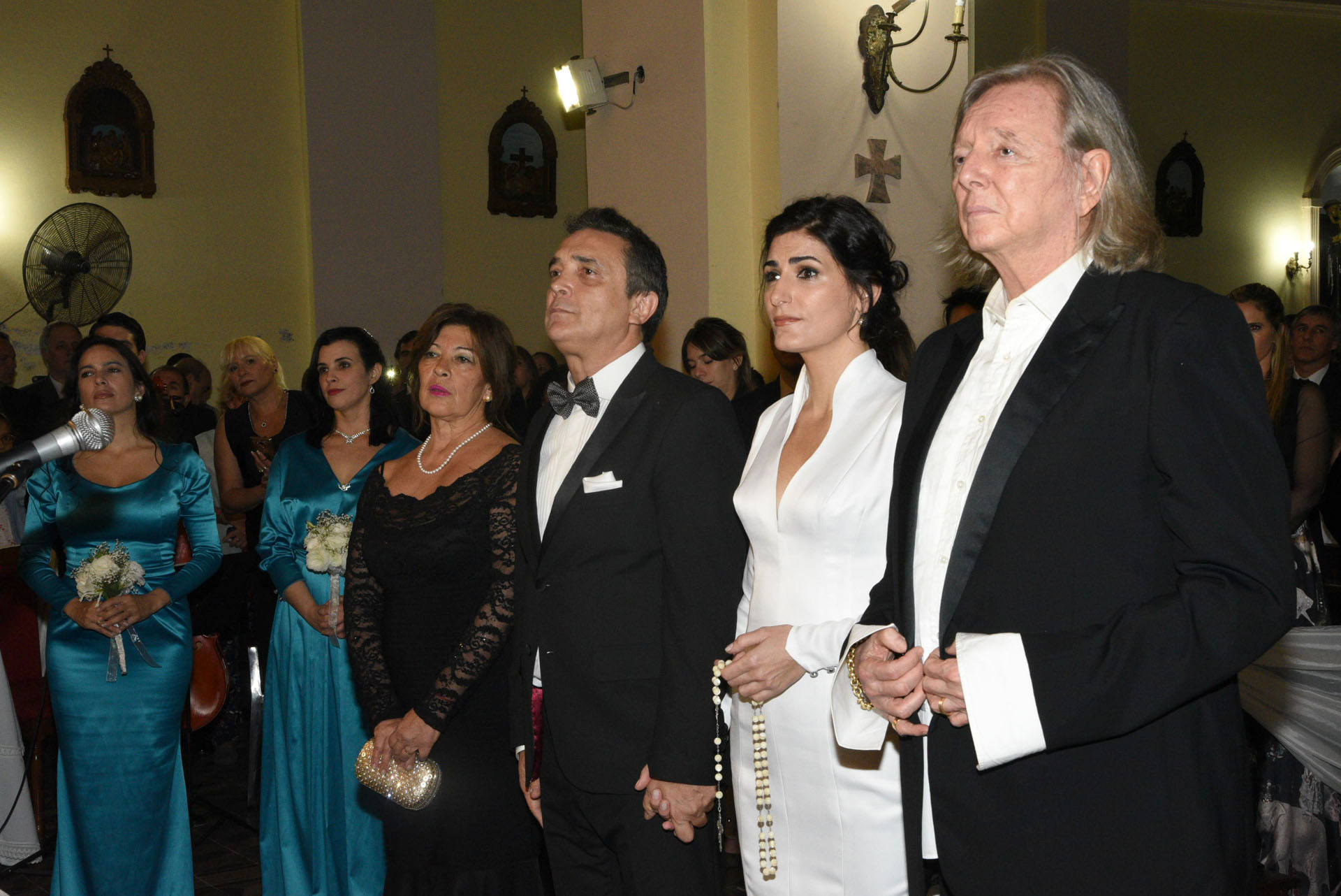 Cecilia Milone y Nito Artaza junto a Pepe Cibrián Campoy y Amelia Artaza -hermana del novio-, los padrinos de la boda