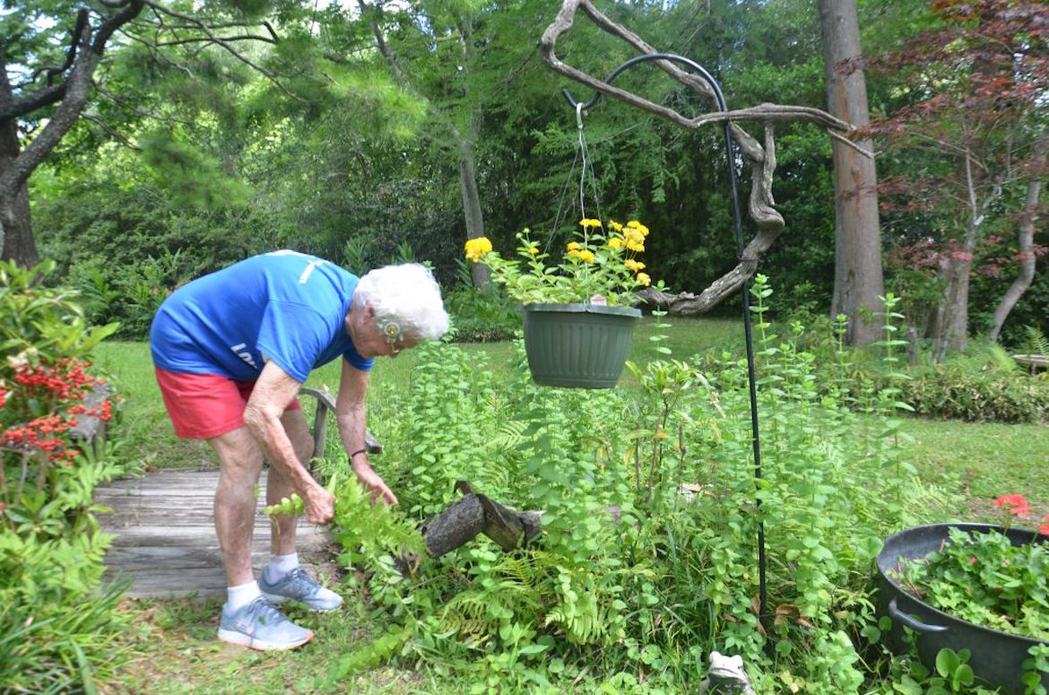 La anciana Julia Hawkins tiene una salud de hierro y sale a cuidar su jardín habitualmente (Sarah Netter/The Washington Post)