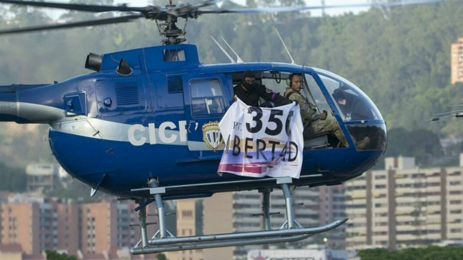Imagen del helicóptero que sobrevoló Caracas este martes