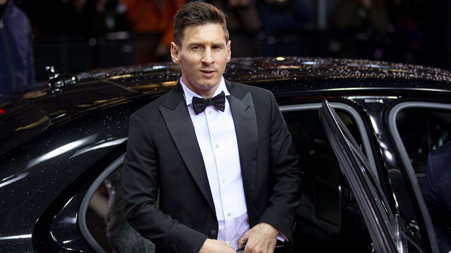 Clásico y conservador, Messi eligió Armani para su traje de novio - Infobae