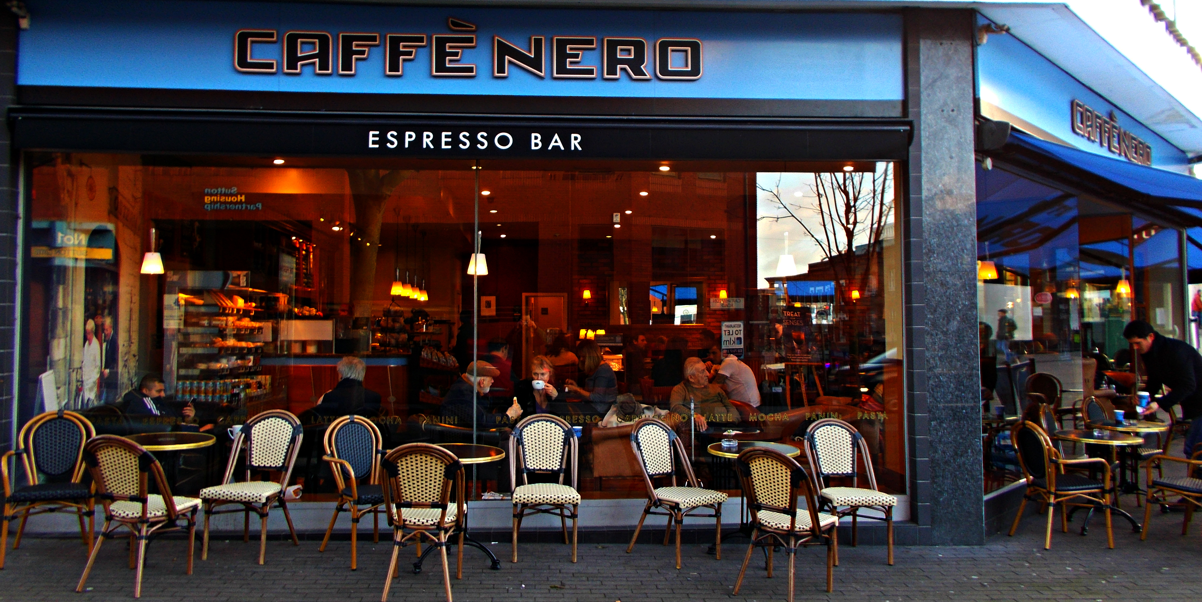Caffe Nero fue fundada en 1997. Tiene más de 700 locales repartidos por todo el Reino Unido, Irlanda, Polonia, Estados Unidos, Chipre, Turquía y Emiratos Árabes