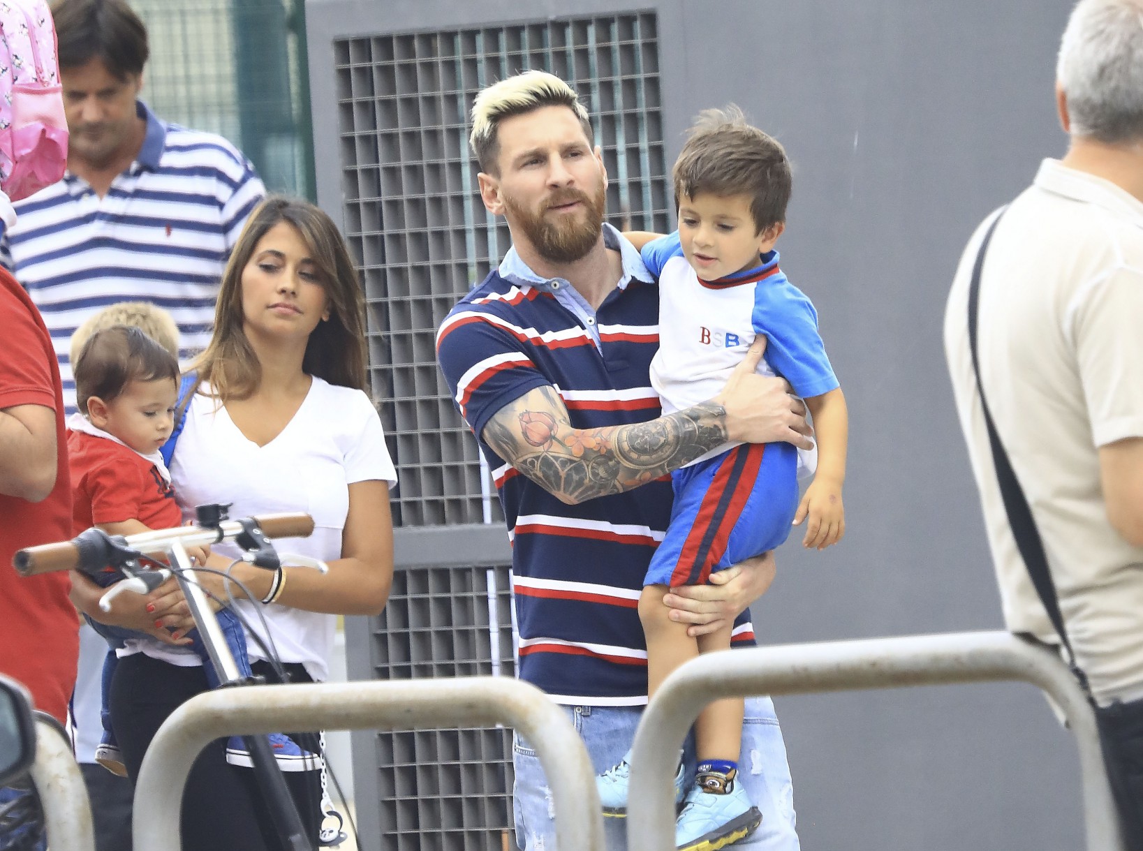 Su lado paternal, Lio junto a Anto y Mateo a la salida del colegio de Thiago