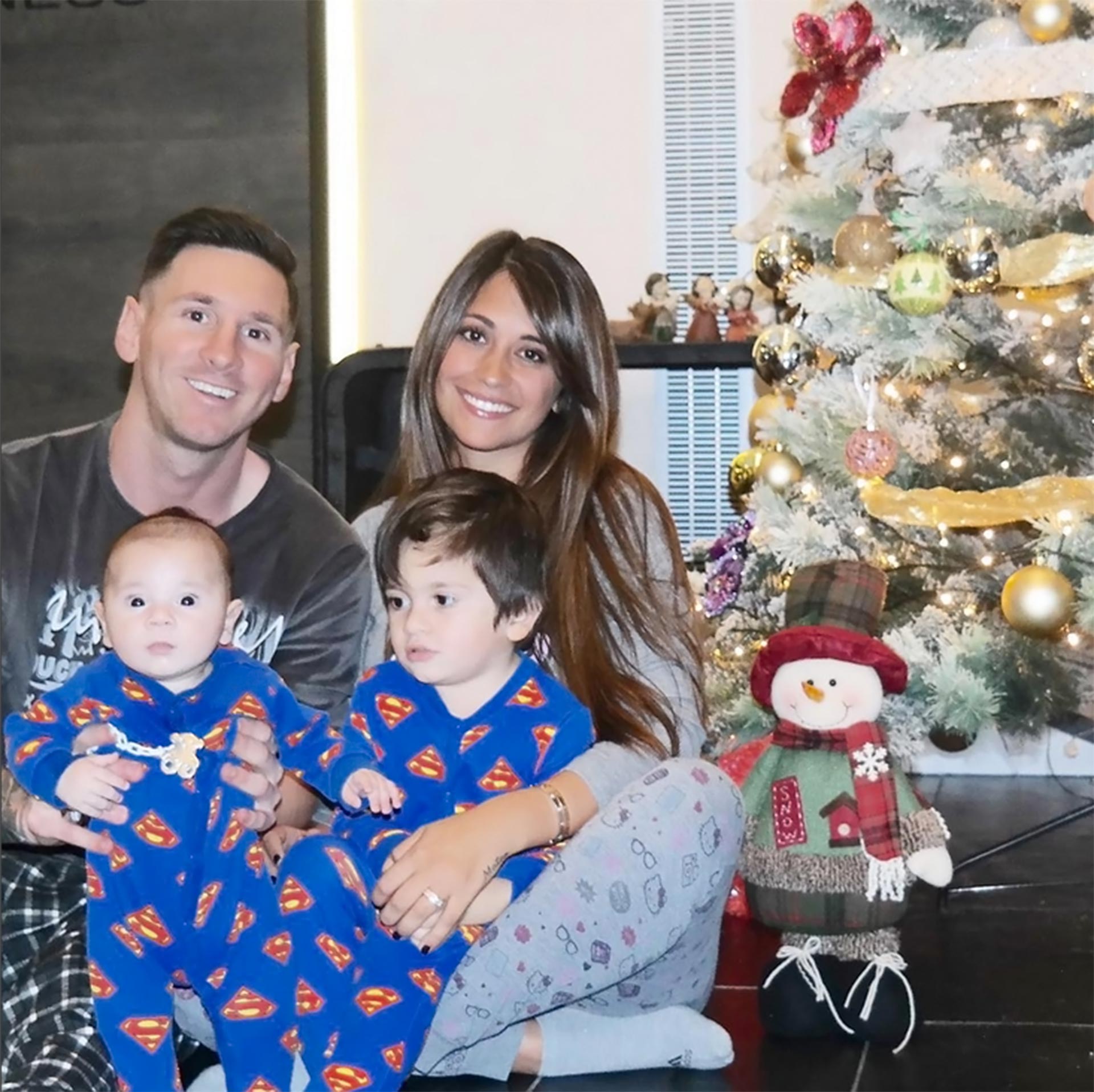 Palpitando la Navidad en familia, los hijos del crack vestidos con un enterito de Superman y la feliz pareja en pijama, todos con un look de entrecasa (11 de Diciembre de 2015)