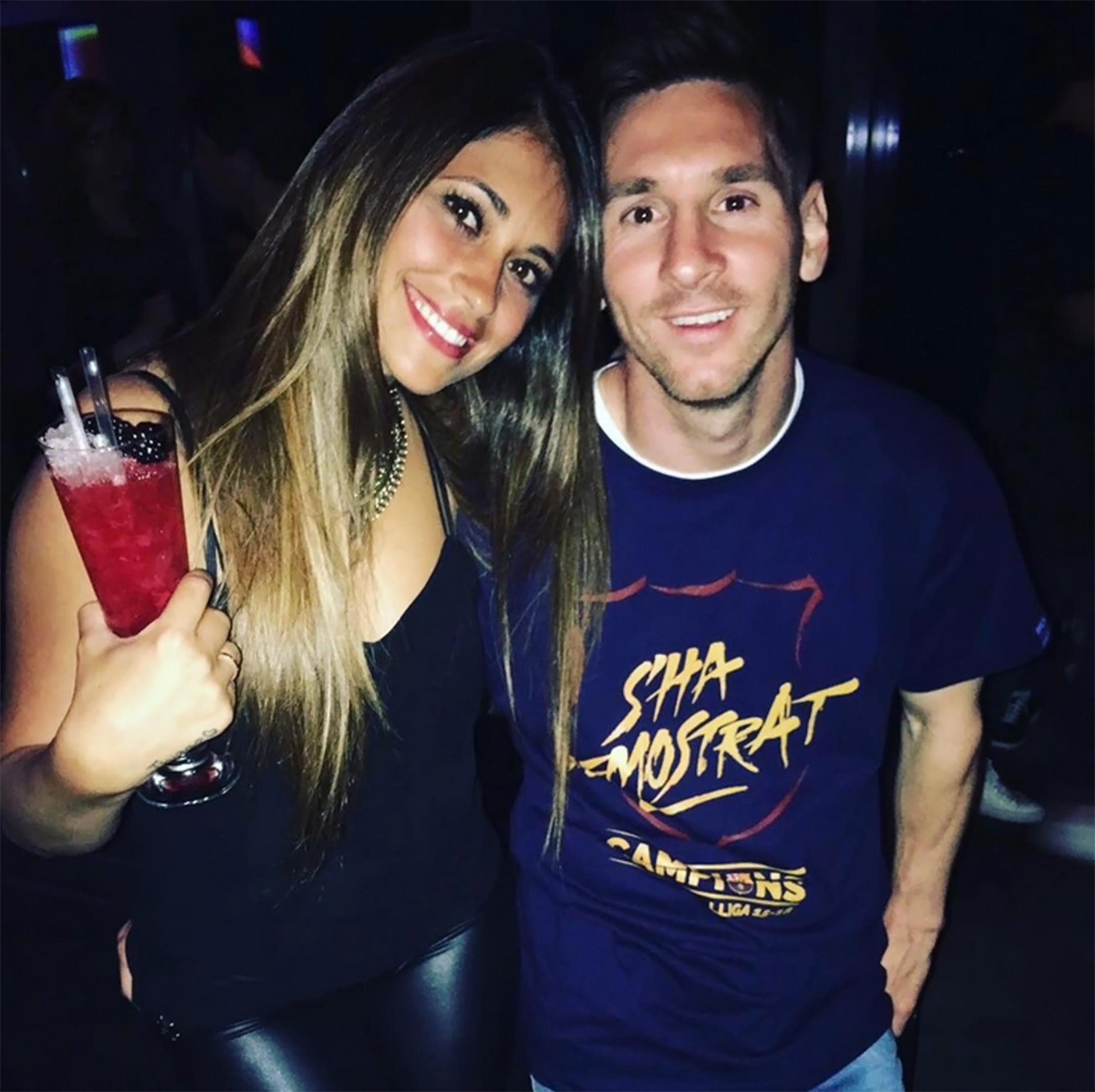 Tras un nuevo triunfo del equipo catalán, la feliz pareja junto a todo el plantel y sus mujeres celebraron el titulo numero 26 del Barcelona. Ella en su Instagram le dedico un mensaje de amor: “¡Felicitaciones amor! #Campeones”, 15 de abril de 2016
