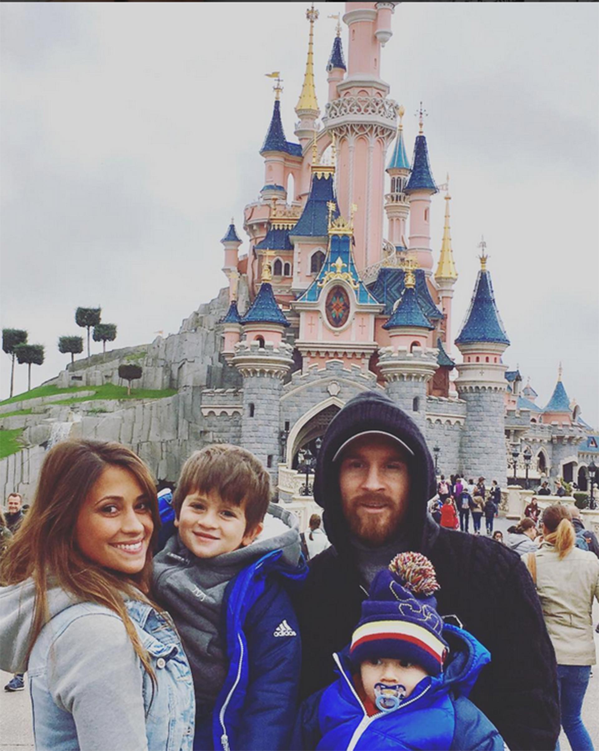Una visita en familia a Disneyland París junto a sus dos hijos, Thiago y Mateo Messi, el 26 de octubre de 2016