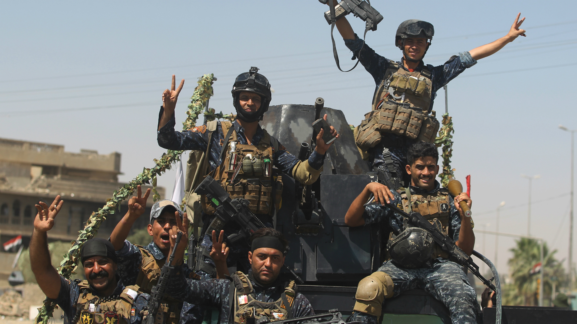 Las tropas iraquíes celebran la reconquista de Mosul en 2017 (AFP)